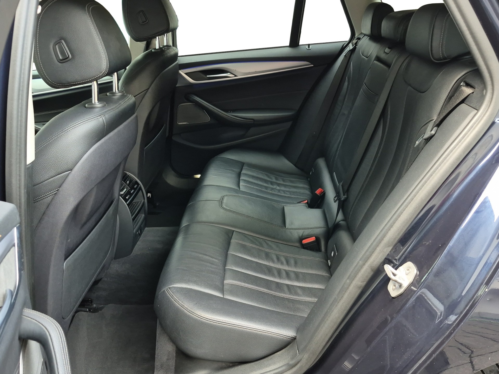 BMW 530d xDrive Steptronic *MEGA Ausstattung, Anhängerkupplung, HarmanKardon, 360°, CarPlay*-image-11