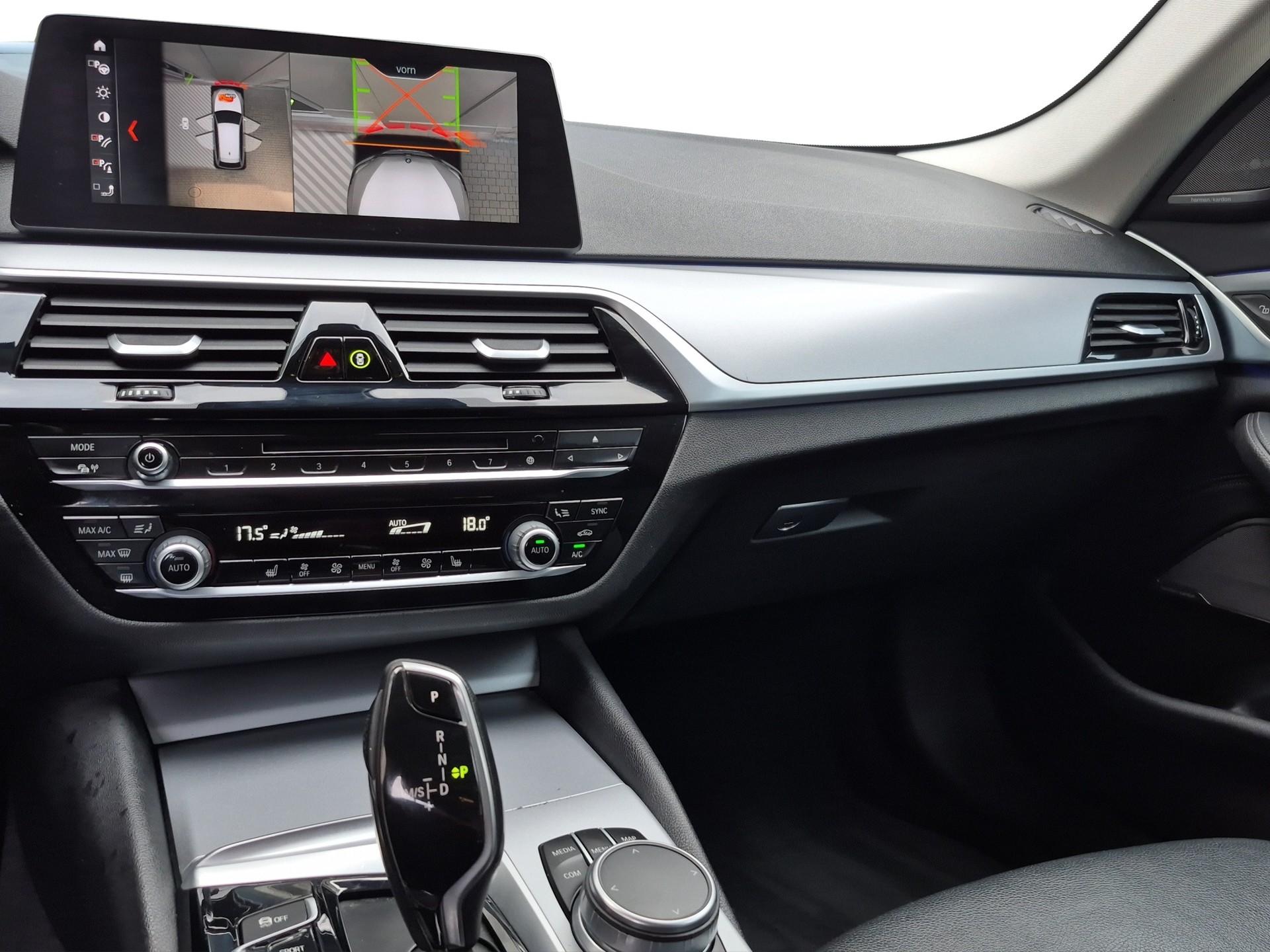 BMW 530d xDrive Steptronic *MEGA Ausstattung, Anhängerkupplung, HarmanKardon, 360°, CarPlay*-image-9