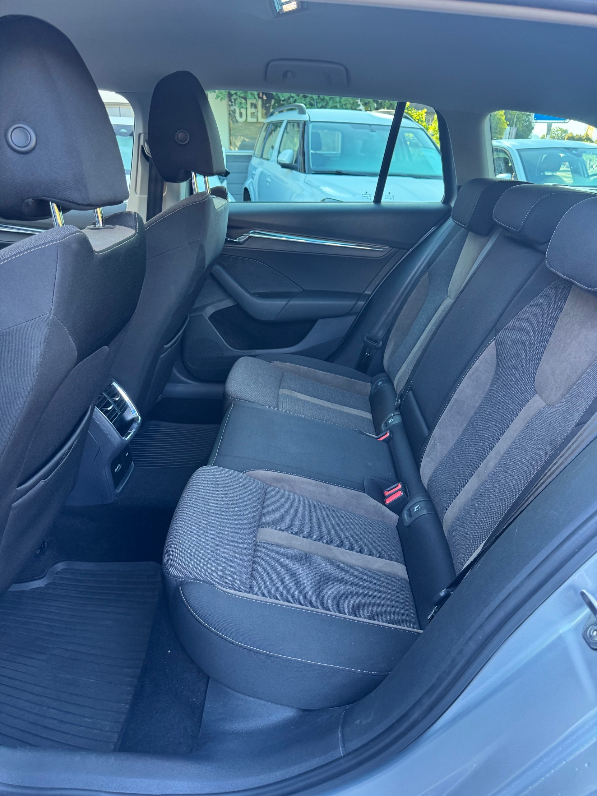 SKODA Octavia Combi 2.0 TDI DSG Scout 4x4-image-30
