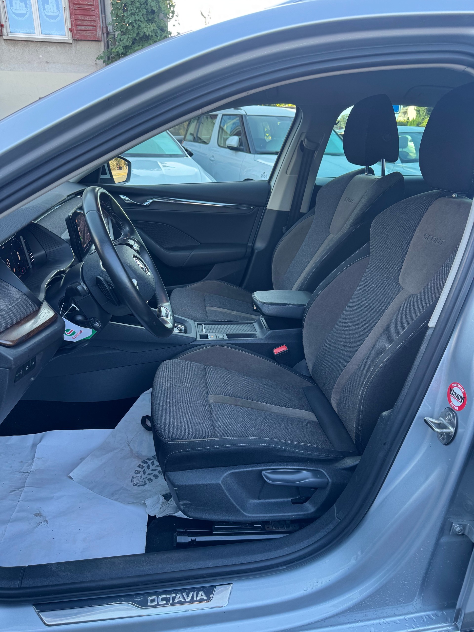 SKODA Octavia Combi 2.0 TDI DSG Scout 4x4-image-28