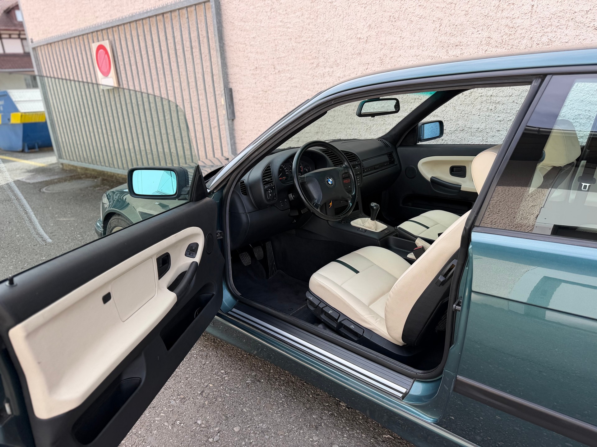 BMW 316i Coupe-image-9