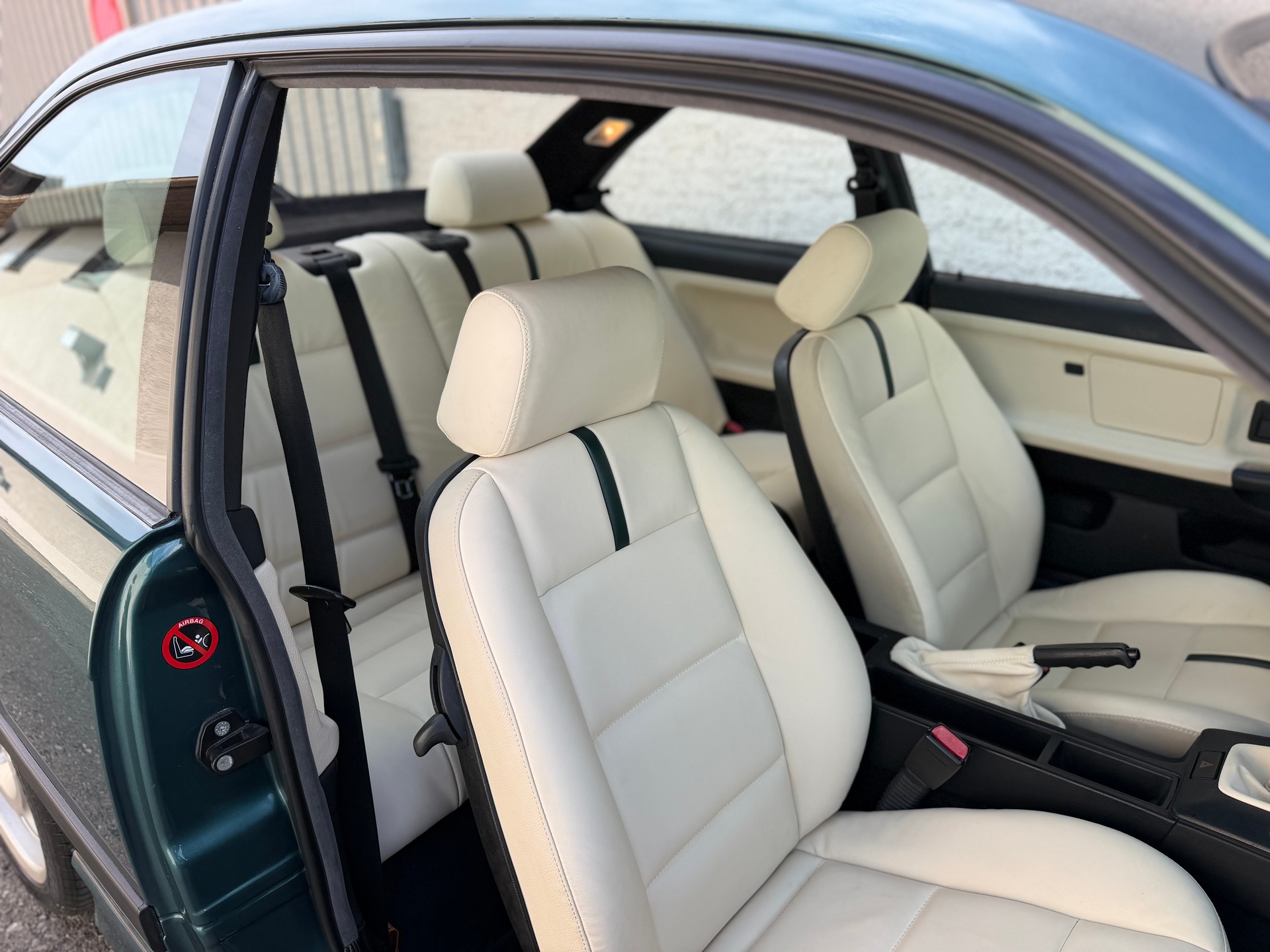BMW 316i Coupe-image-17