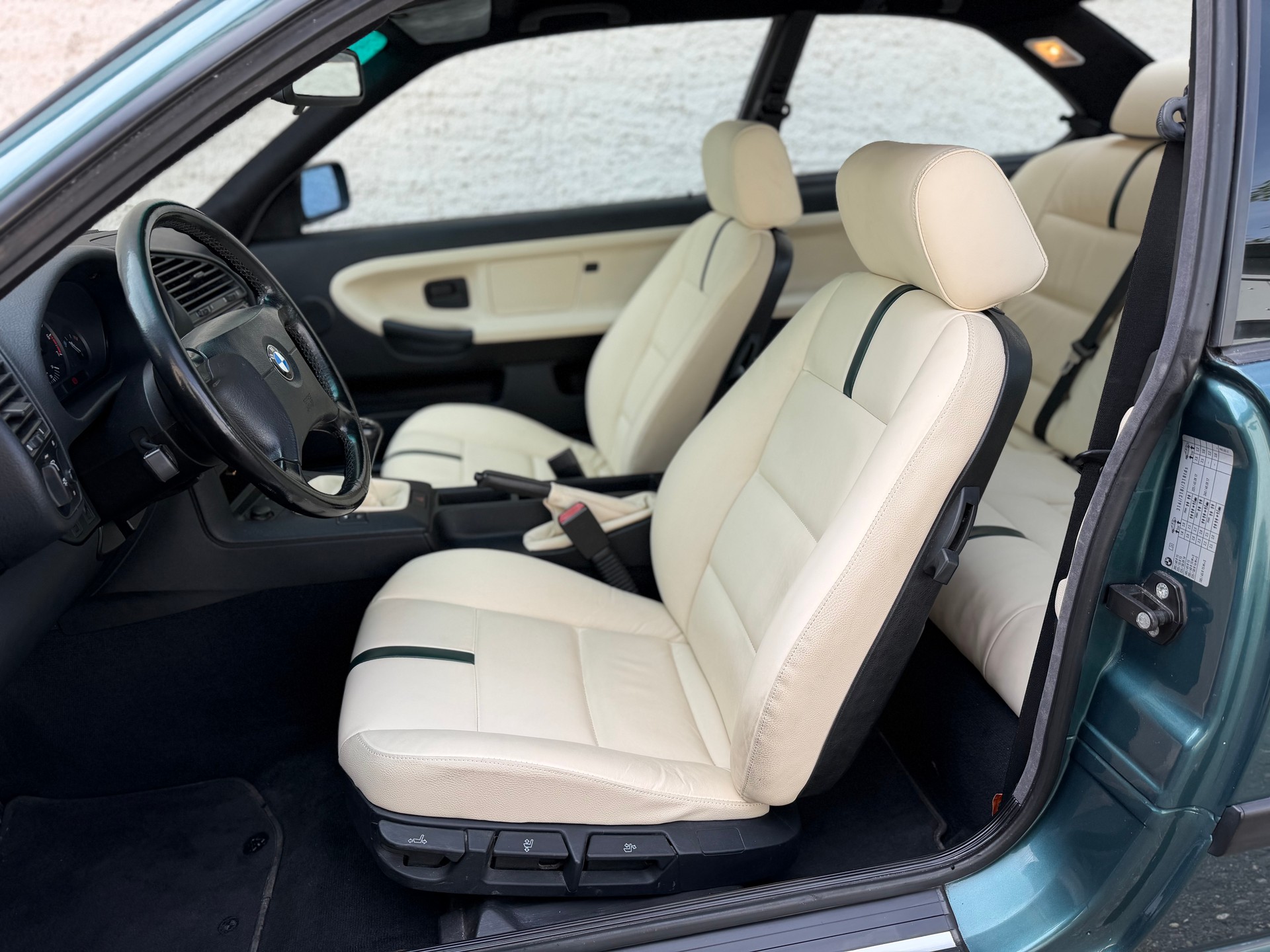 BMW 316i Coupe-image-10