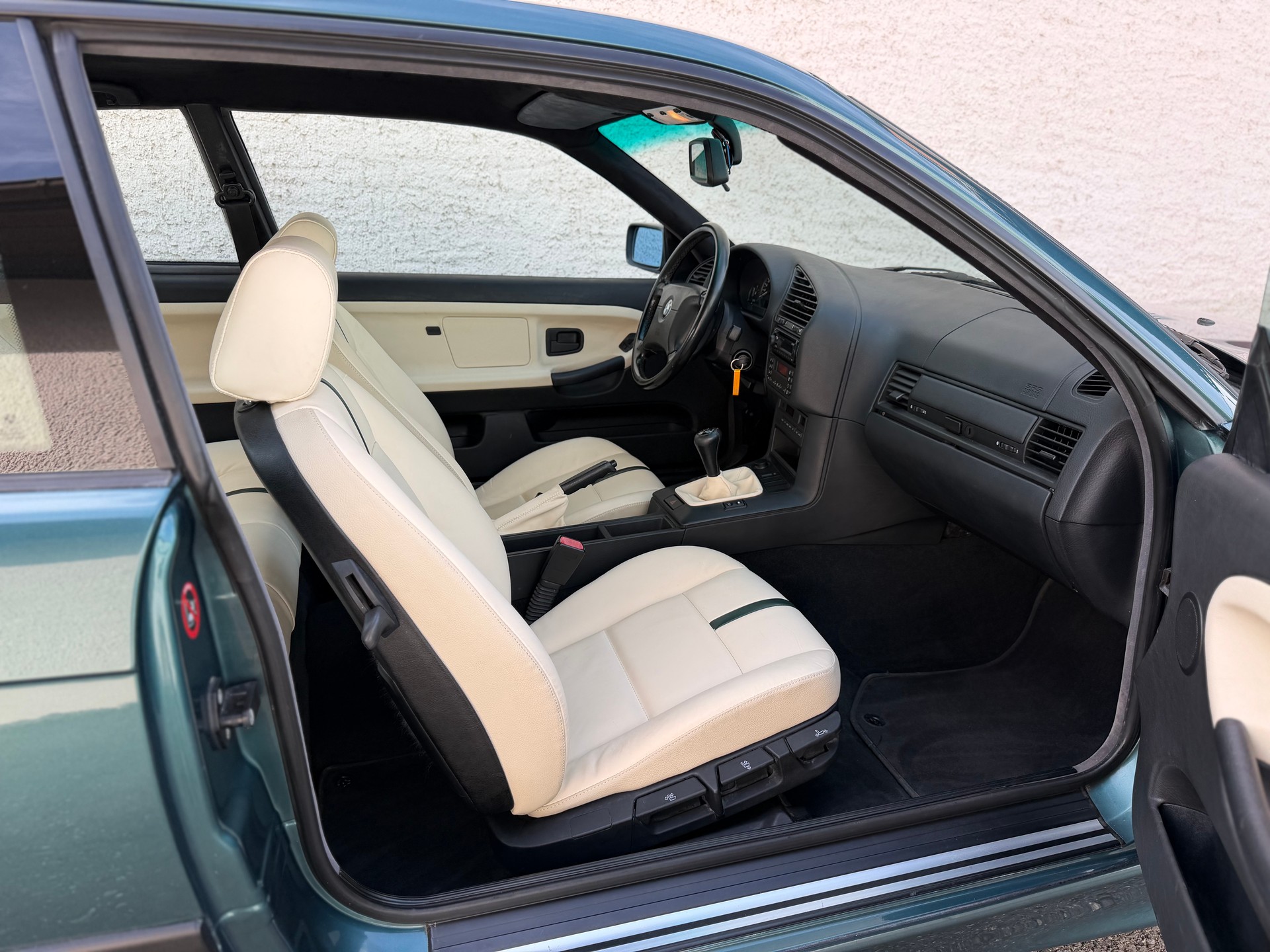 BMW 316i Coupe-image-16
