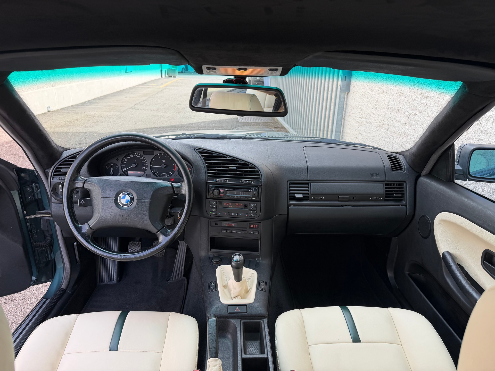BMW 316i Coupe-image-11