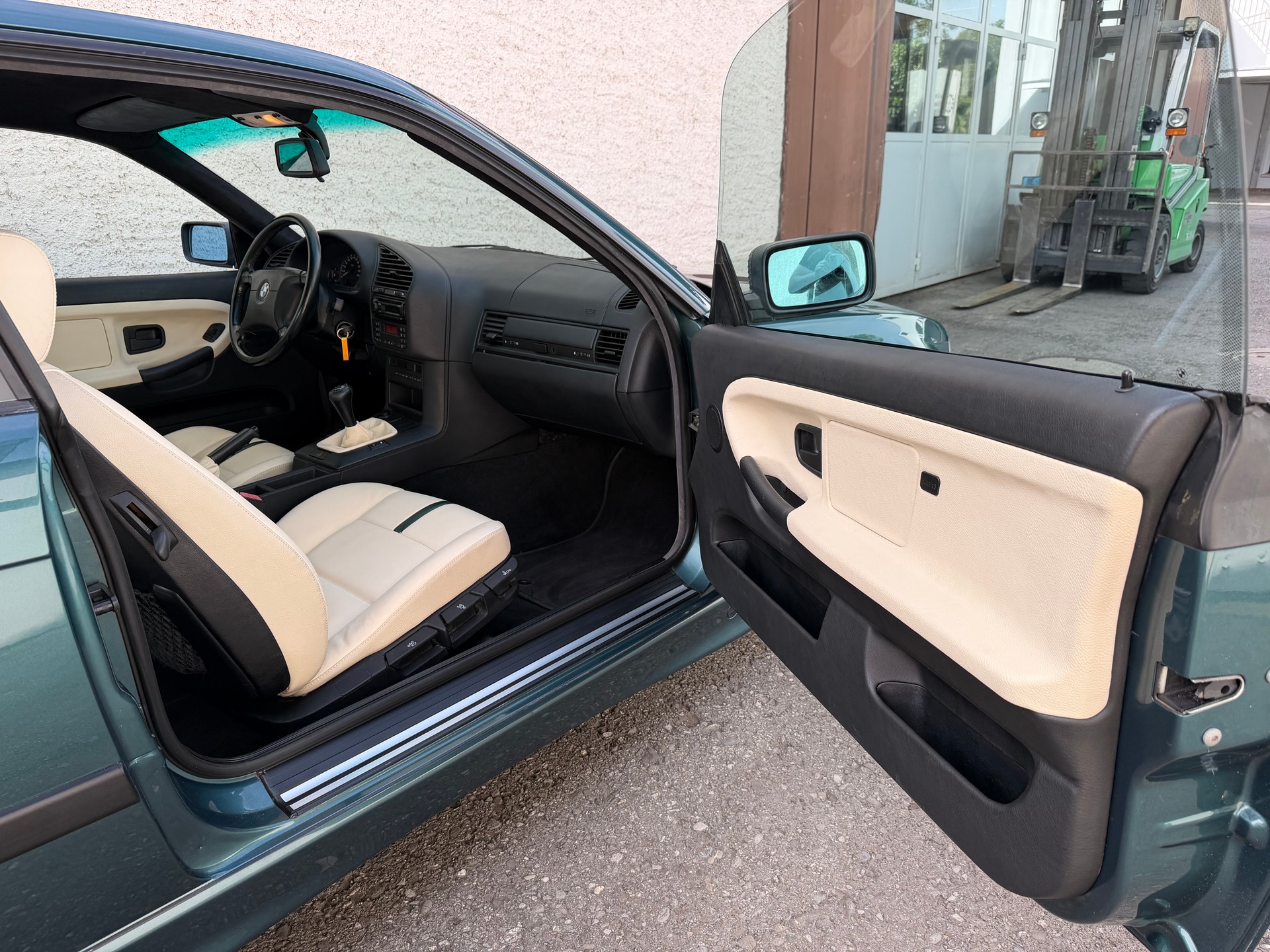BMW 316i Coupe-image-15