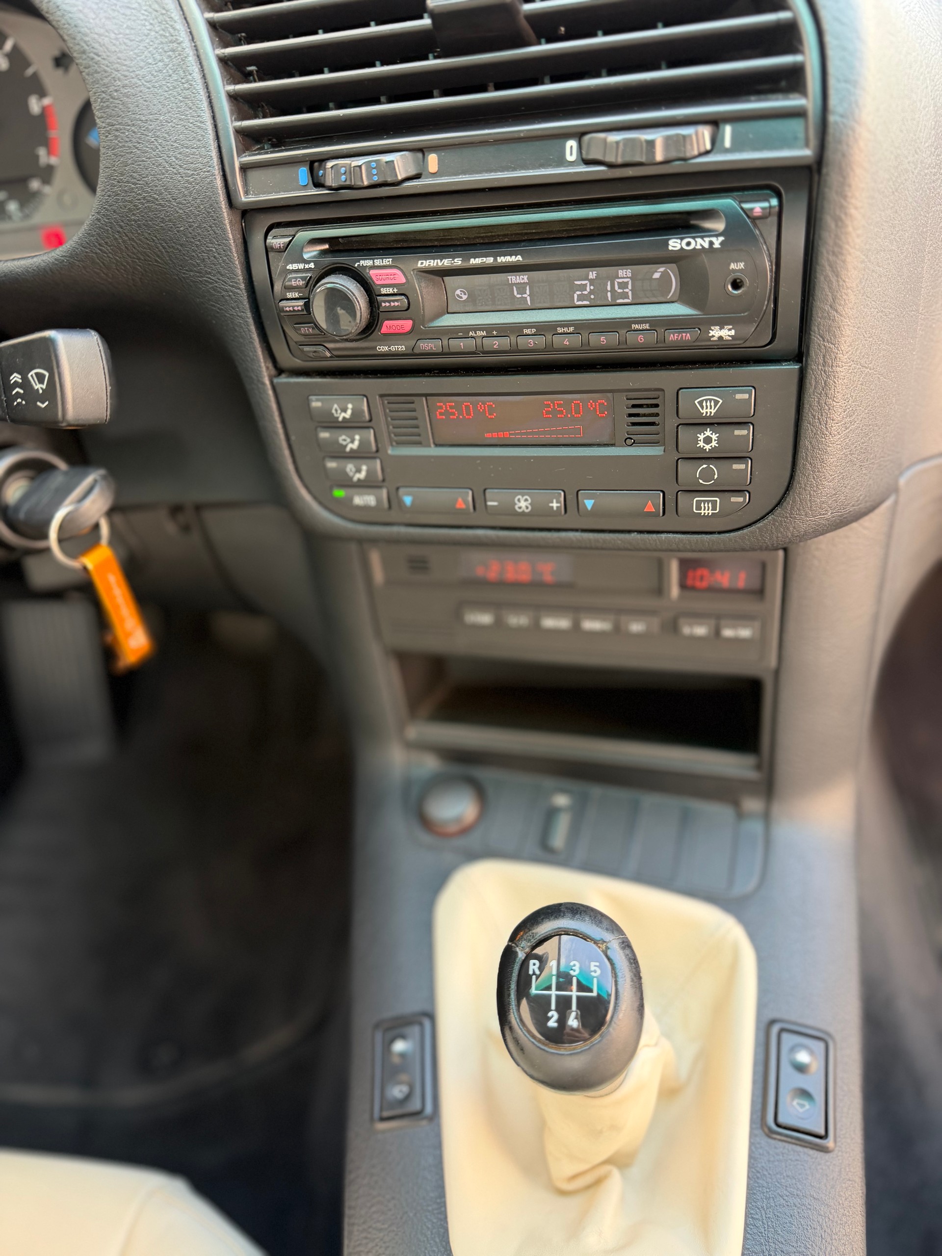 BMW 316i Coupe-image-12