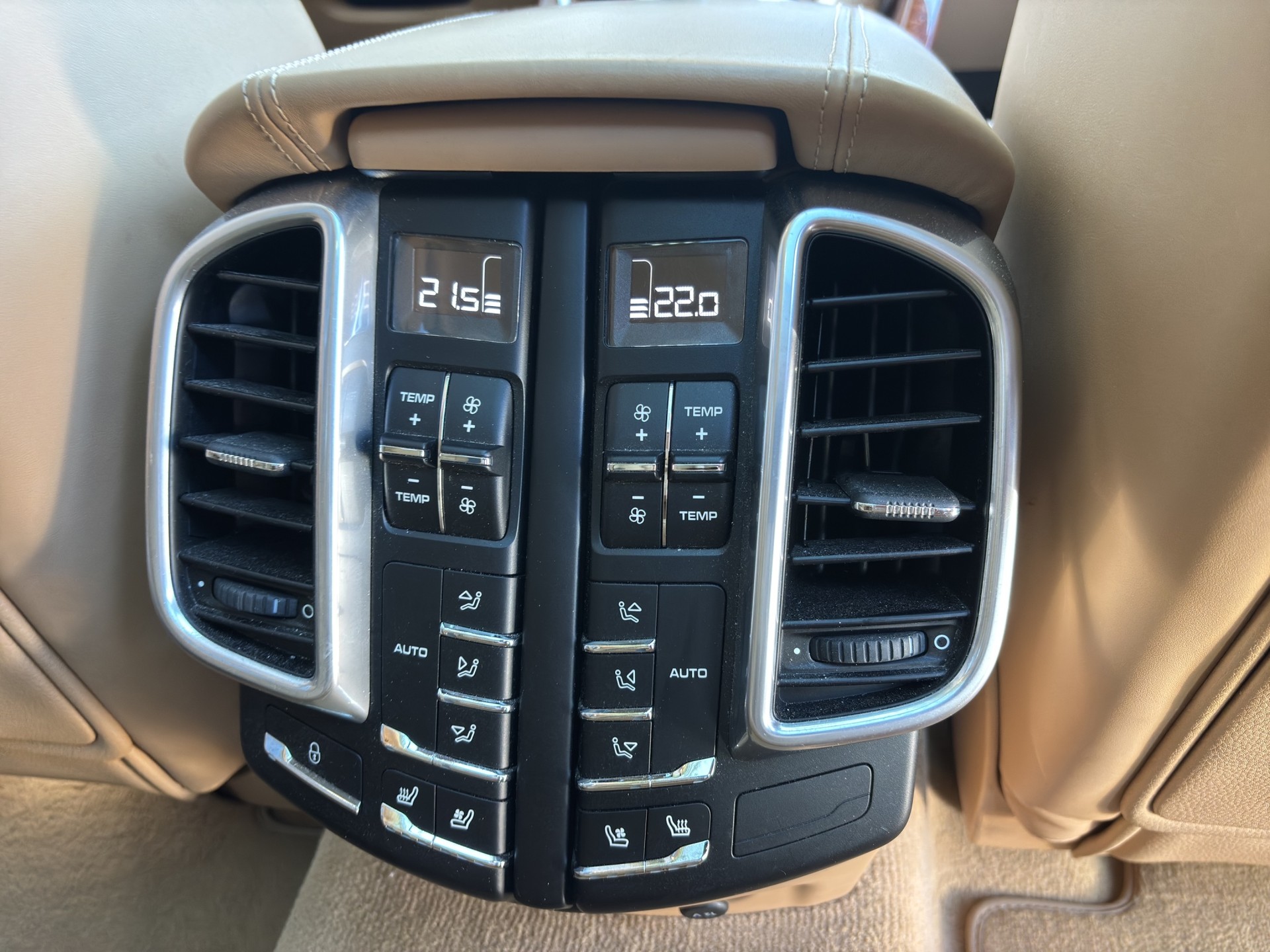 PORSCHE Cayenne Turbo-image-15