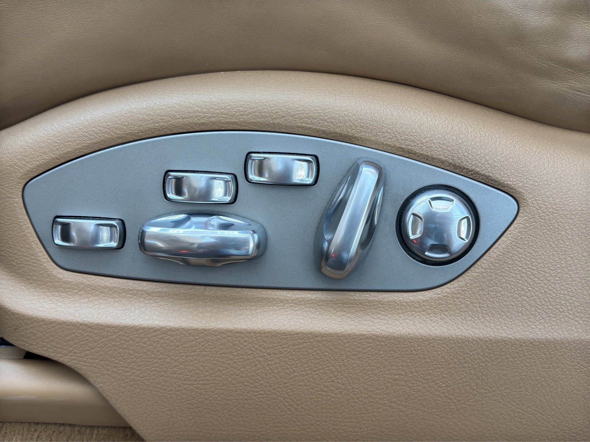 PORSCHE Cayenne Turbo-image-11
