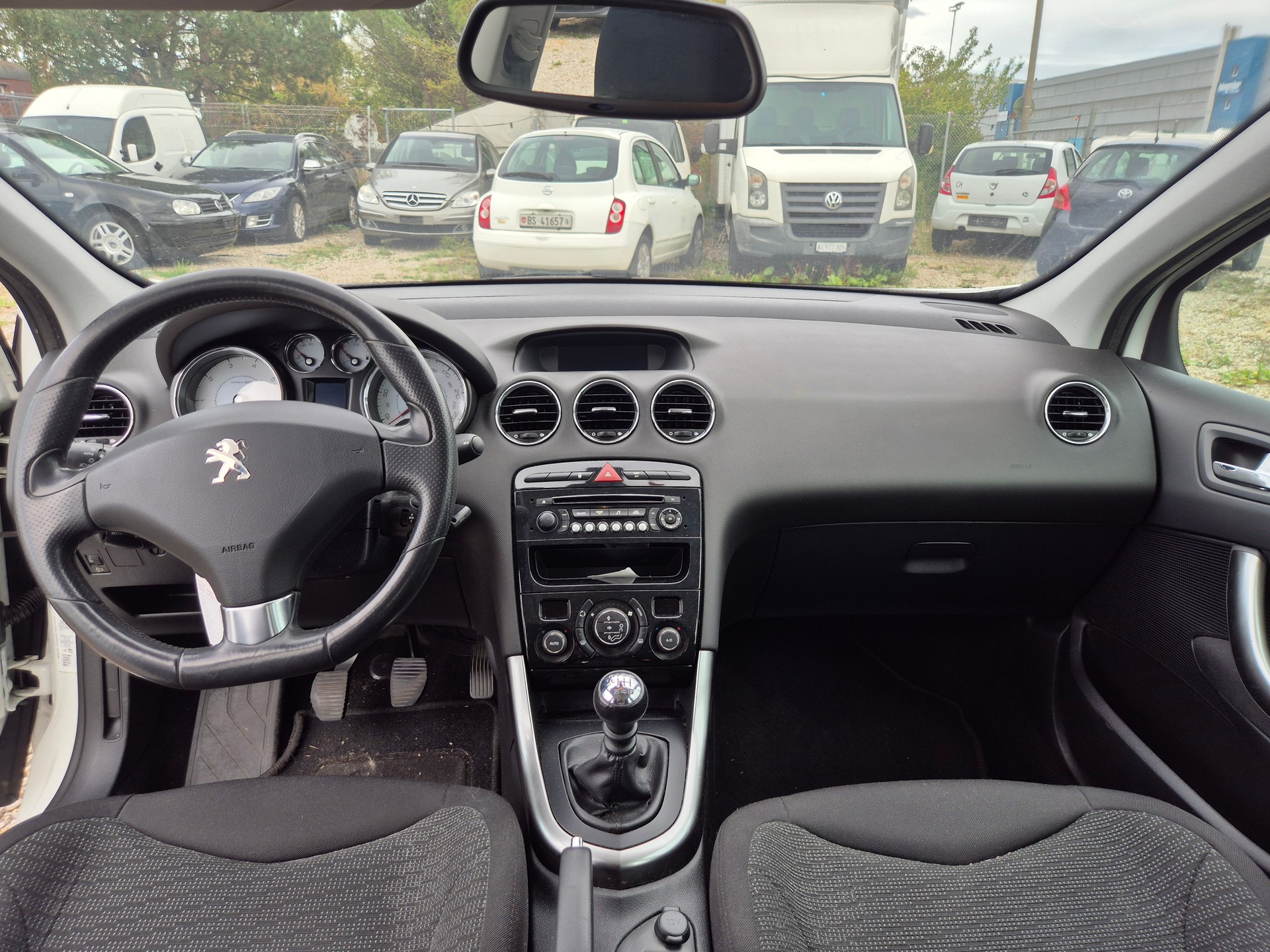 PEUGEOT 308 1.6 16V T Millesim 200-image-10