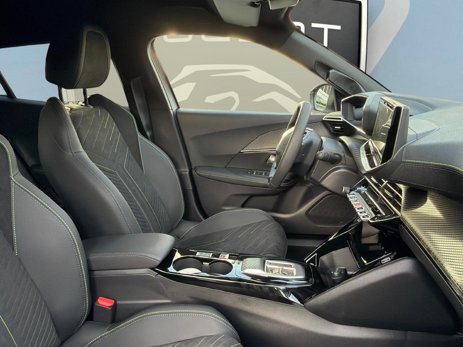PEUGEOT 2008 1.2 Hybrid 145 GT Exclusive-image-9