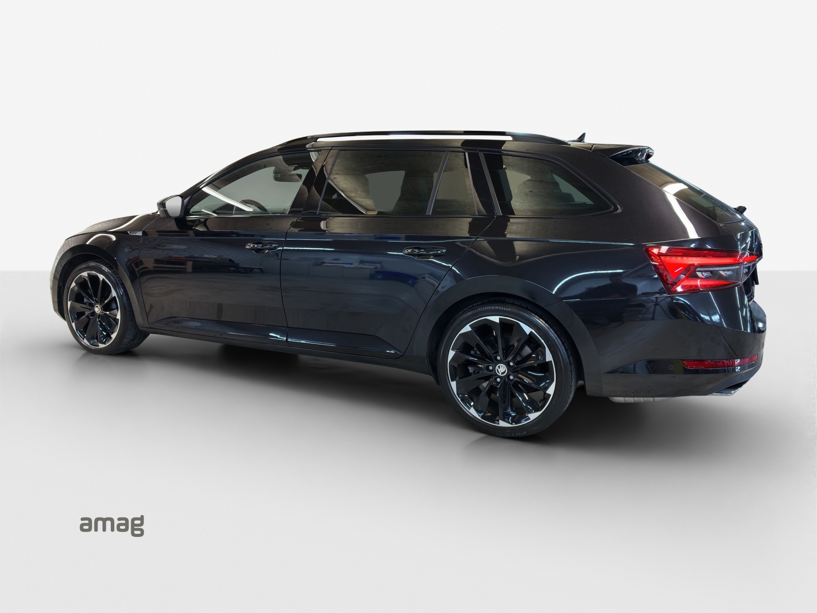 SKODA Superb Combi 2.0 TSI SportLine Light 4x4 DSG-image-2