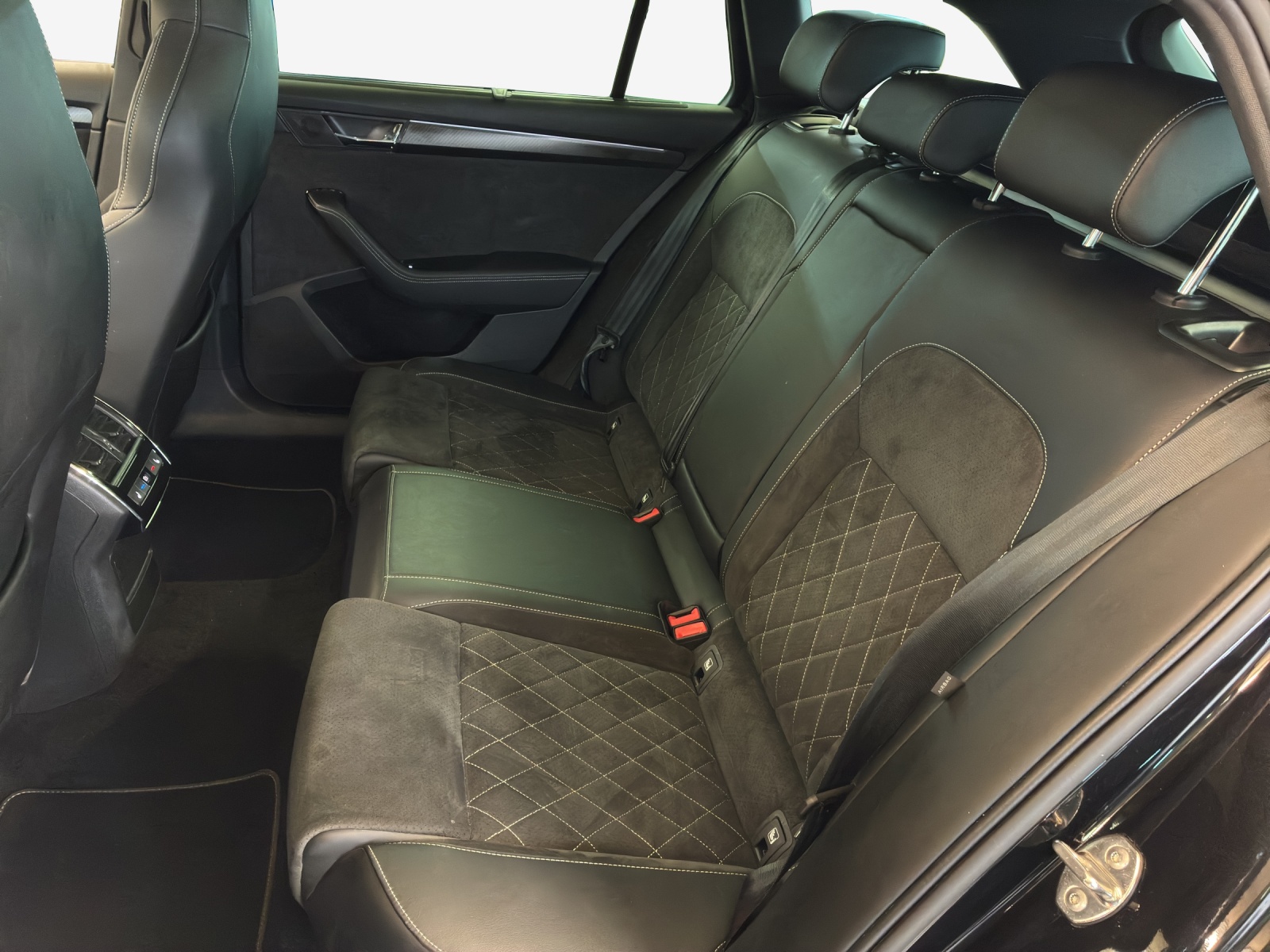 SKODA Superb Combi 2.0 TSI SportLine Light 4x4 DSG-image-11