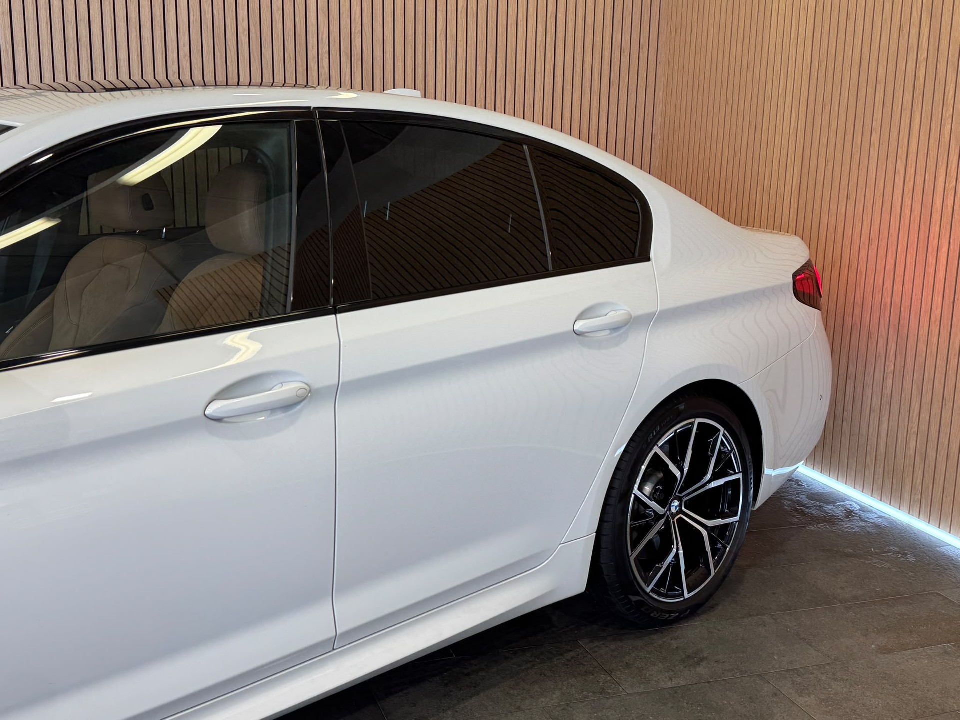 BMW 530d xDrive 48V M Sport Steptronic-image-4