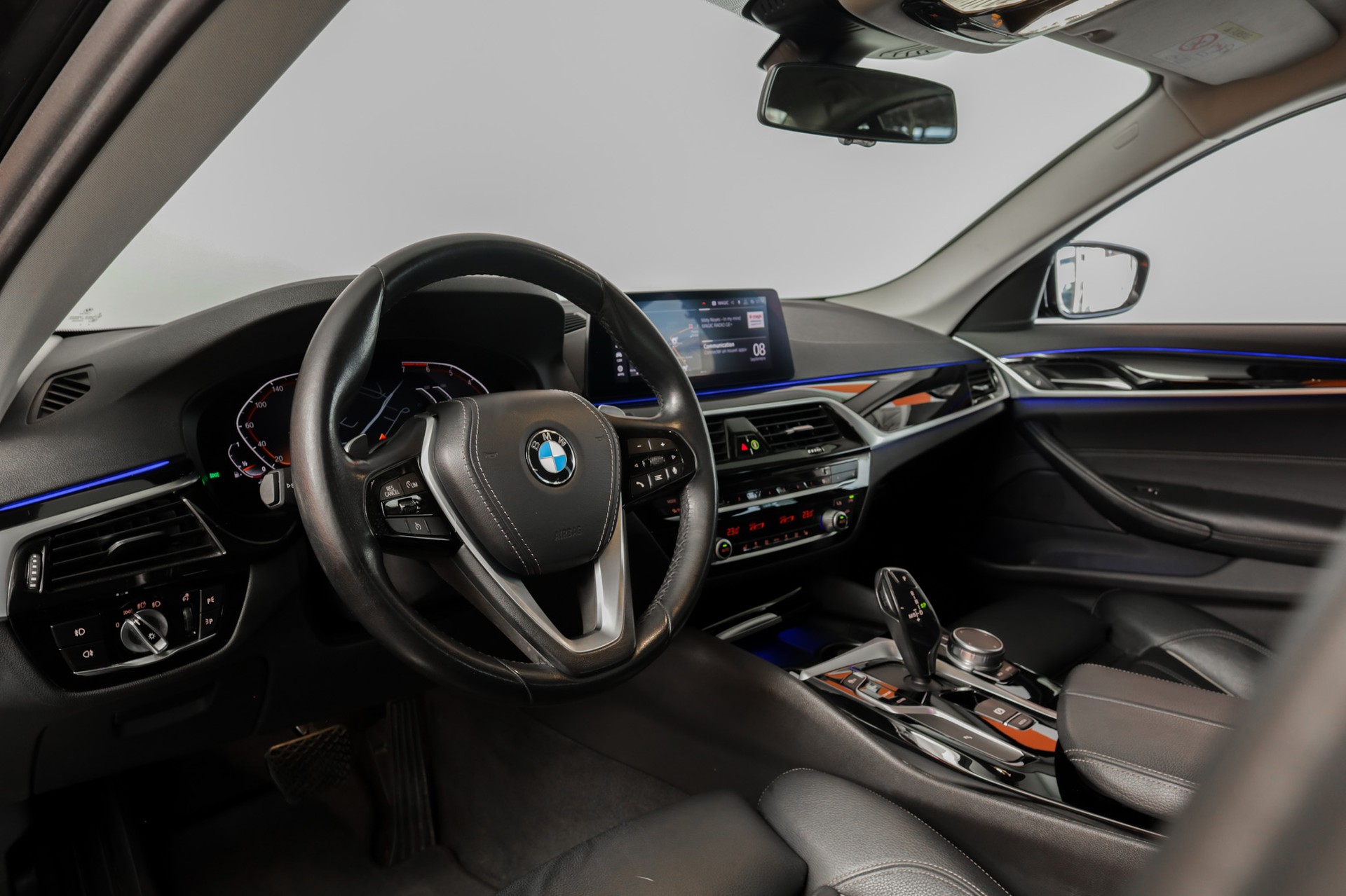 BMW 520i Steptronic * Head-Up Display *Live Cockpit-image-7