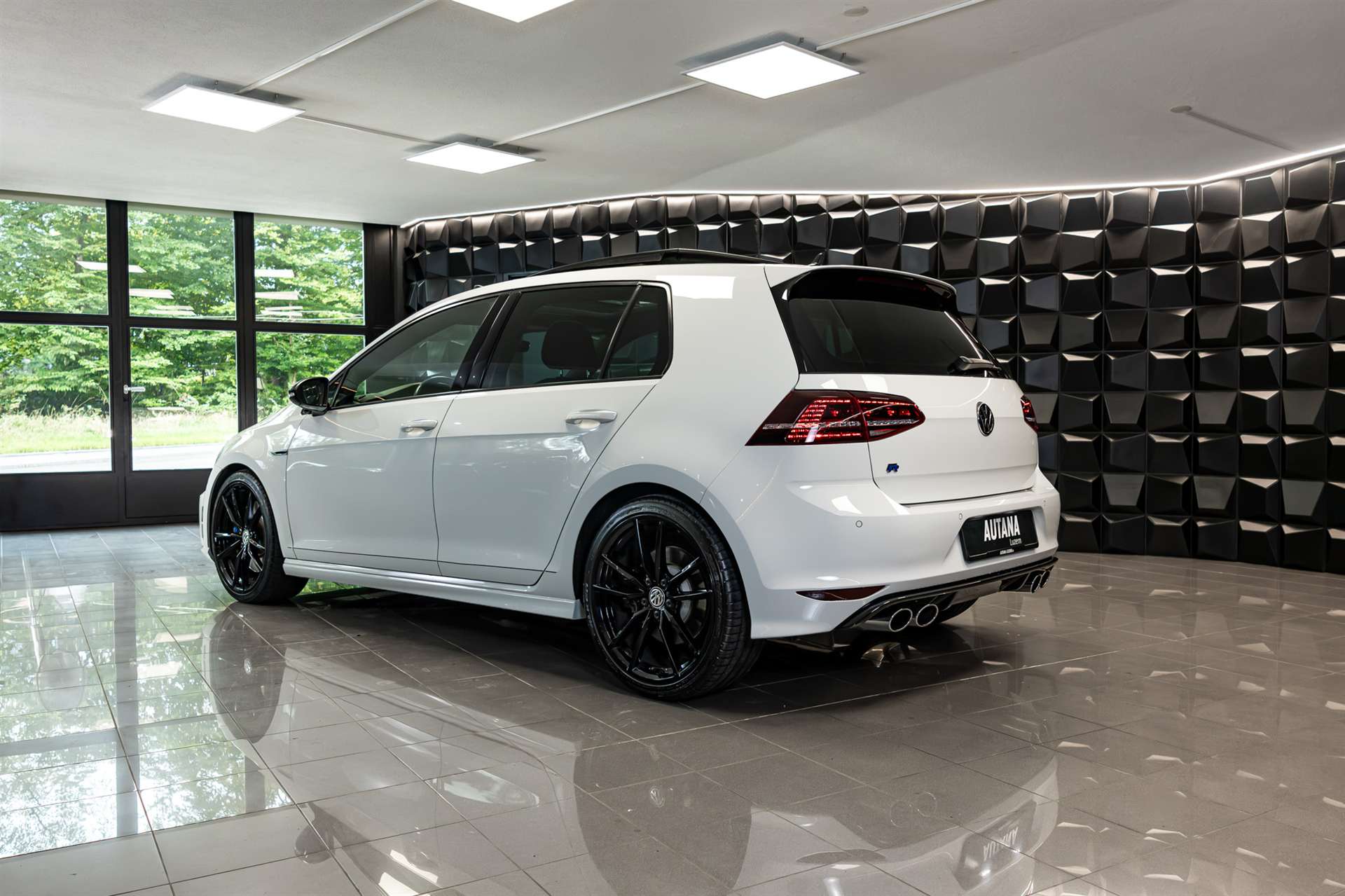 VW Golf 2.0 TSI R 4Motion DSG-image-2