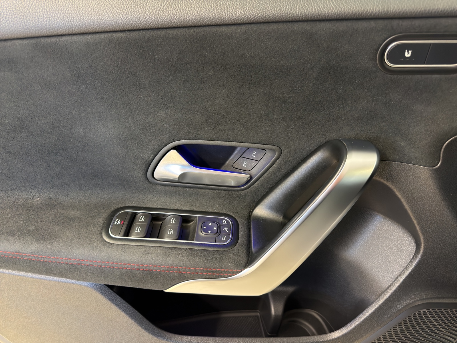 MERCEDES-BENZ A 200 AMG Line-image-8