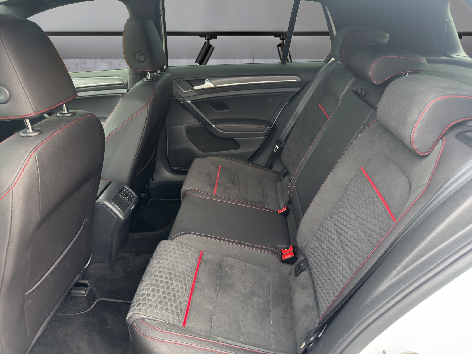 VW Golf 2.0 TSI GTI Performance DSG-image-10