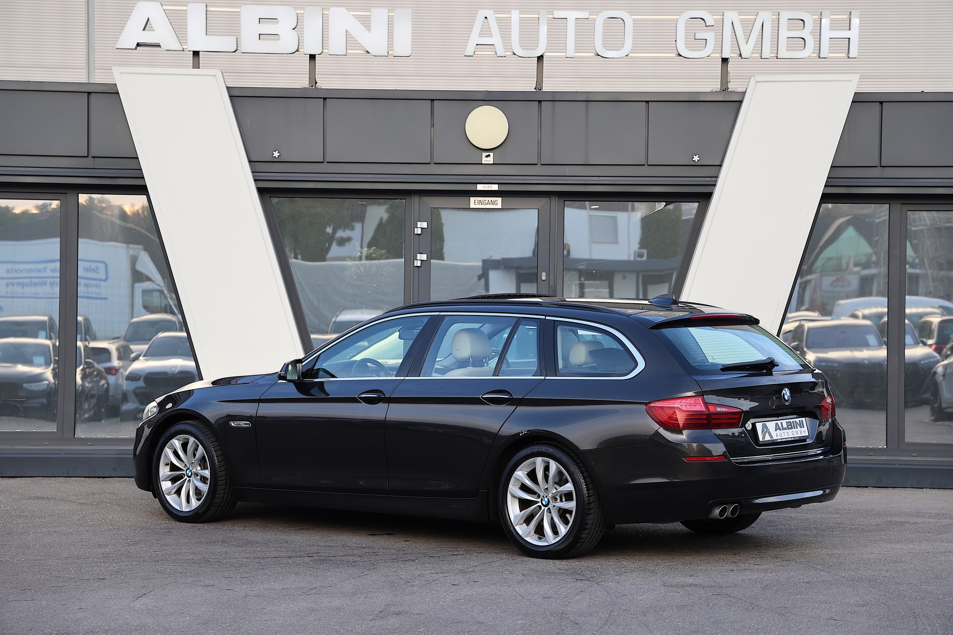 BMW 530d xDrive Touring-showroom-element-3