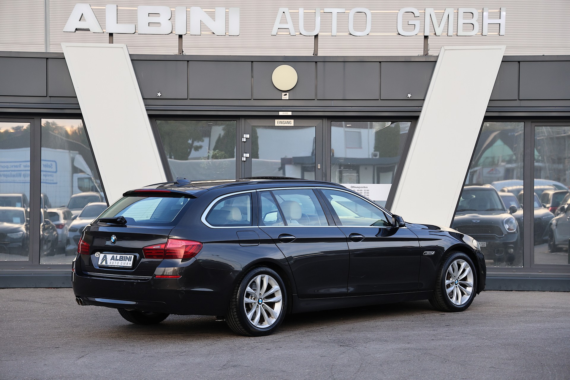 BMW 530d xDrive Touring-showroom-element-2