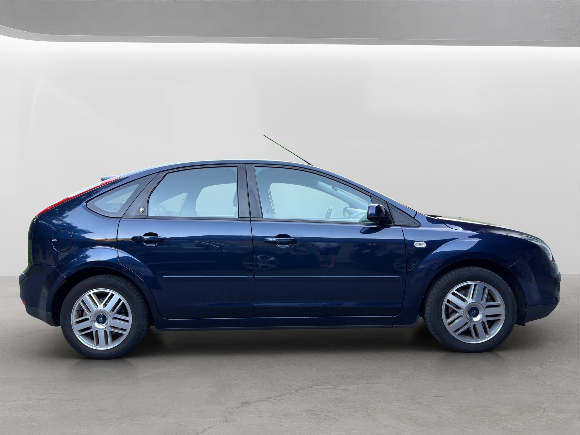 FORD Focus 2.0i Ghia Automatic-image-5