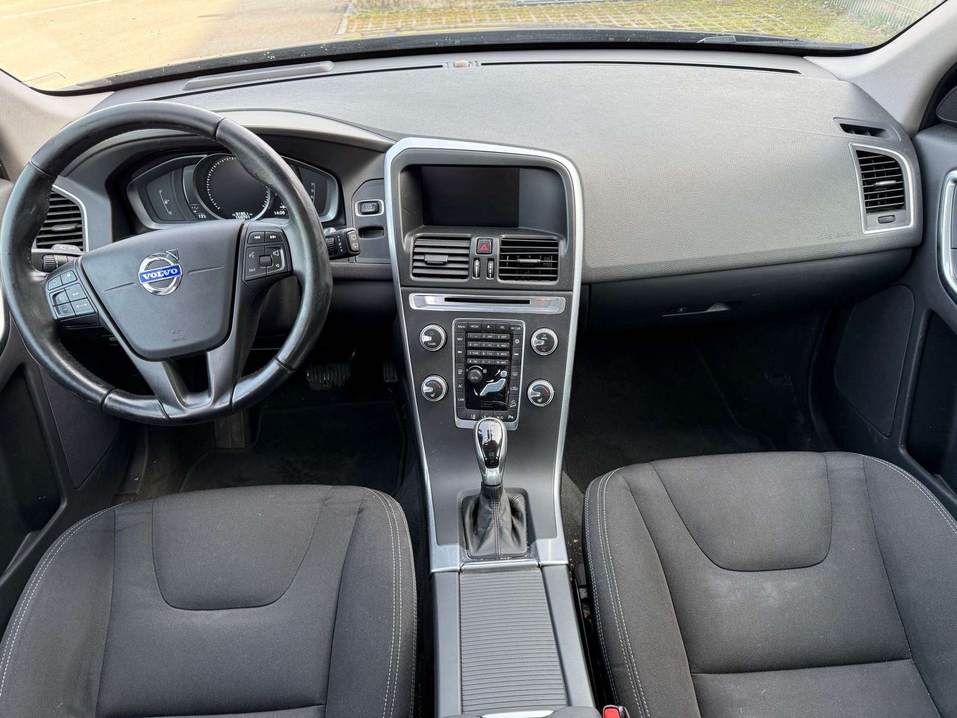 VOLVO XC60 D4 Momentum Geartronic-image-17