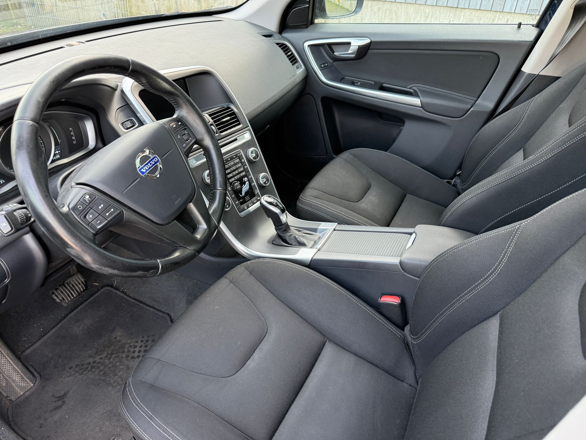 VOLVO XC60 D4 Momentum Geartronic-image-15