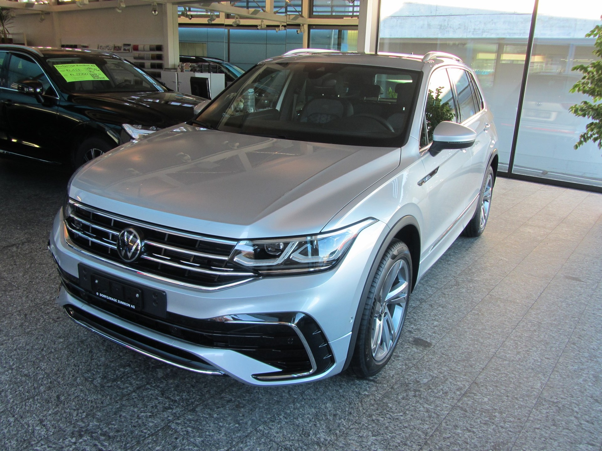 VW Tiguan 2.0 TDI SCR R-Line 4Motion DSG-image-2