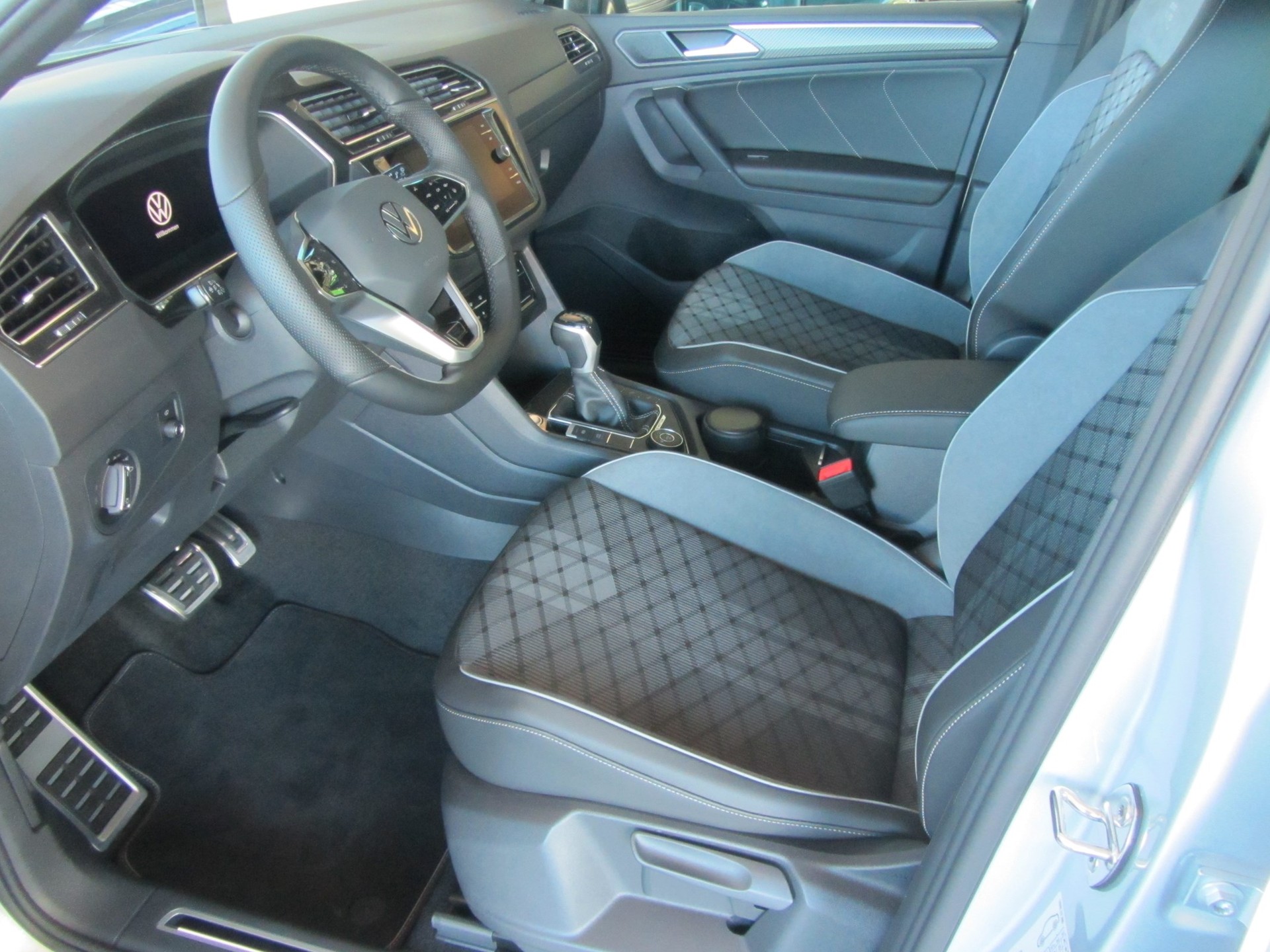 VW Tiguan 2.0 TDI SCR R-Line 4Motion DSG-image-4