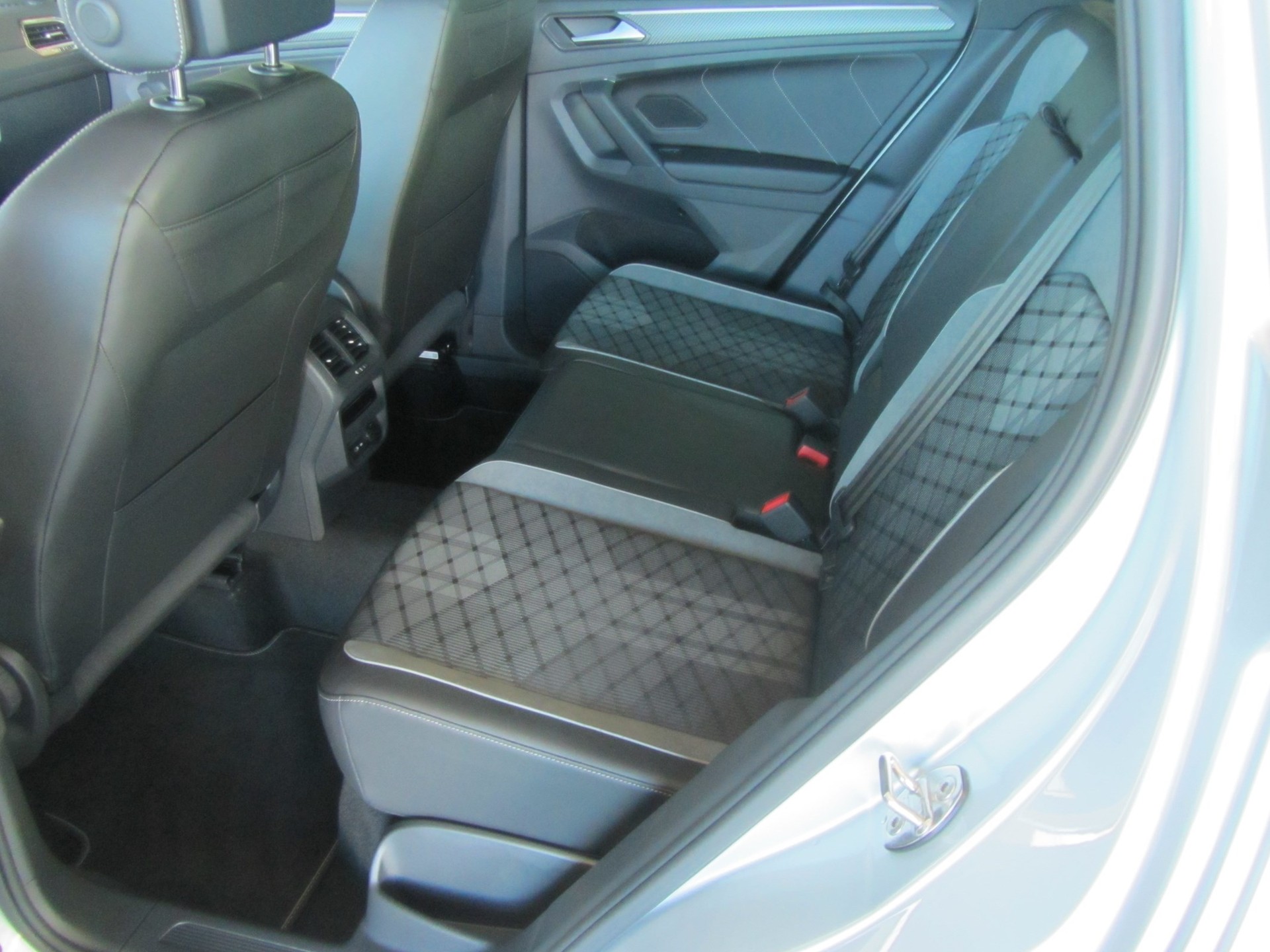 VW Tiguan 2.0 TDI SCR R-Line 4Motion DSG-image-5
