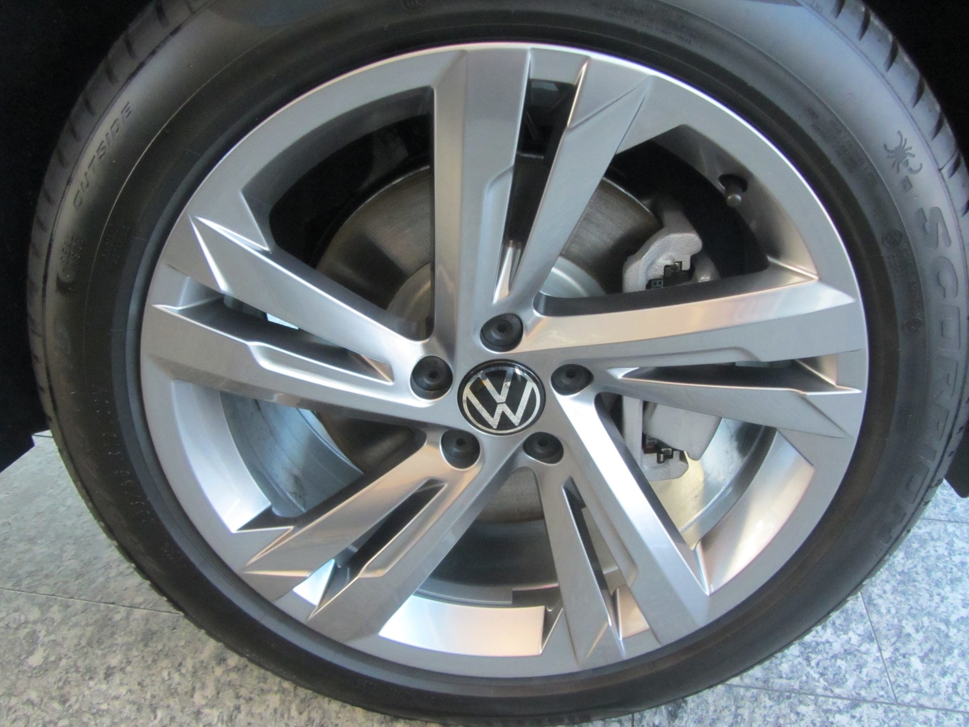 VW Tiguan 2.0 TDI SCR R-Line 4Motion DSG-image-9