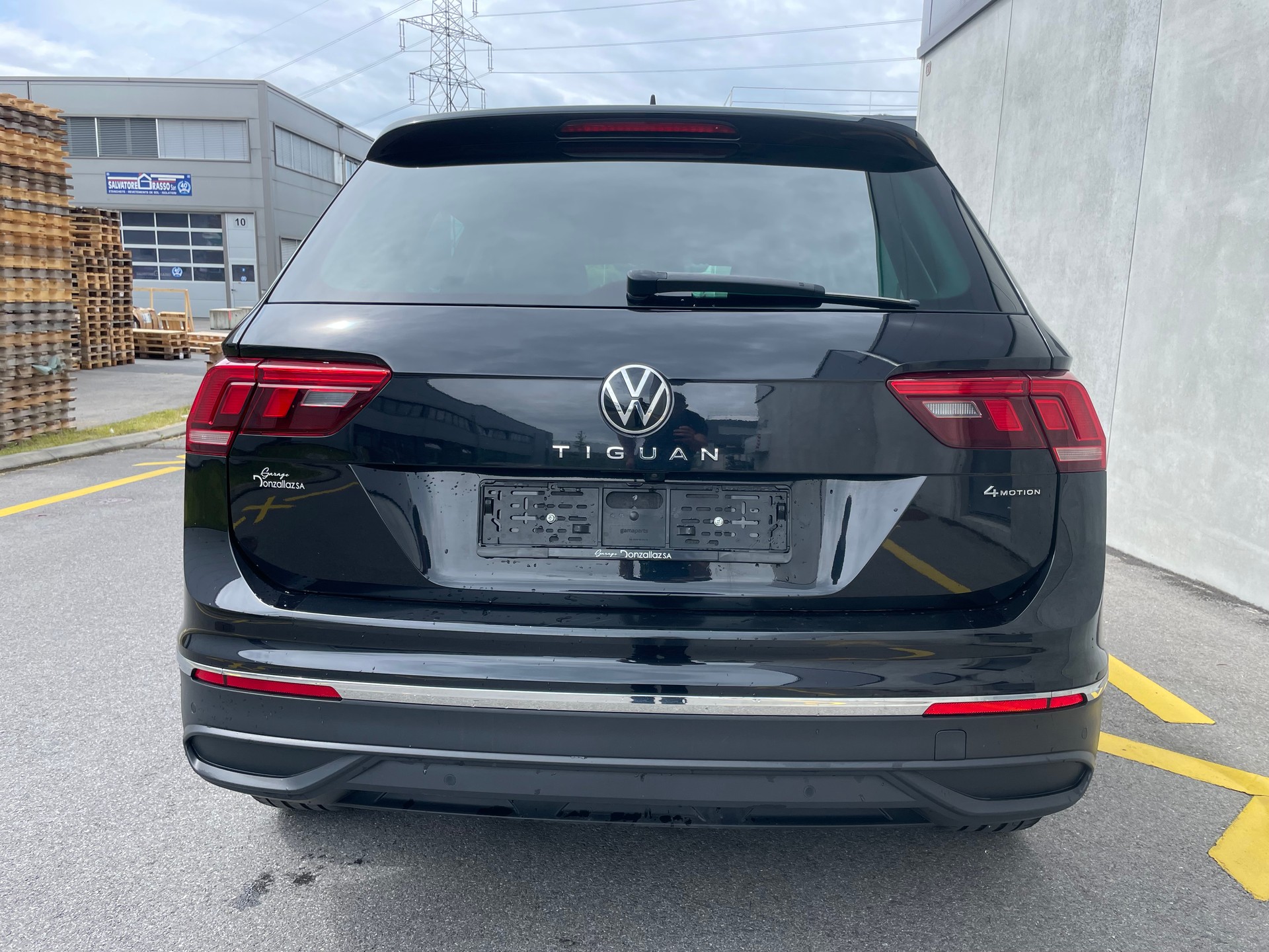 VW Tiguan 2.0TSI Elegance 4Motion DSG(45)(M)-image-4