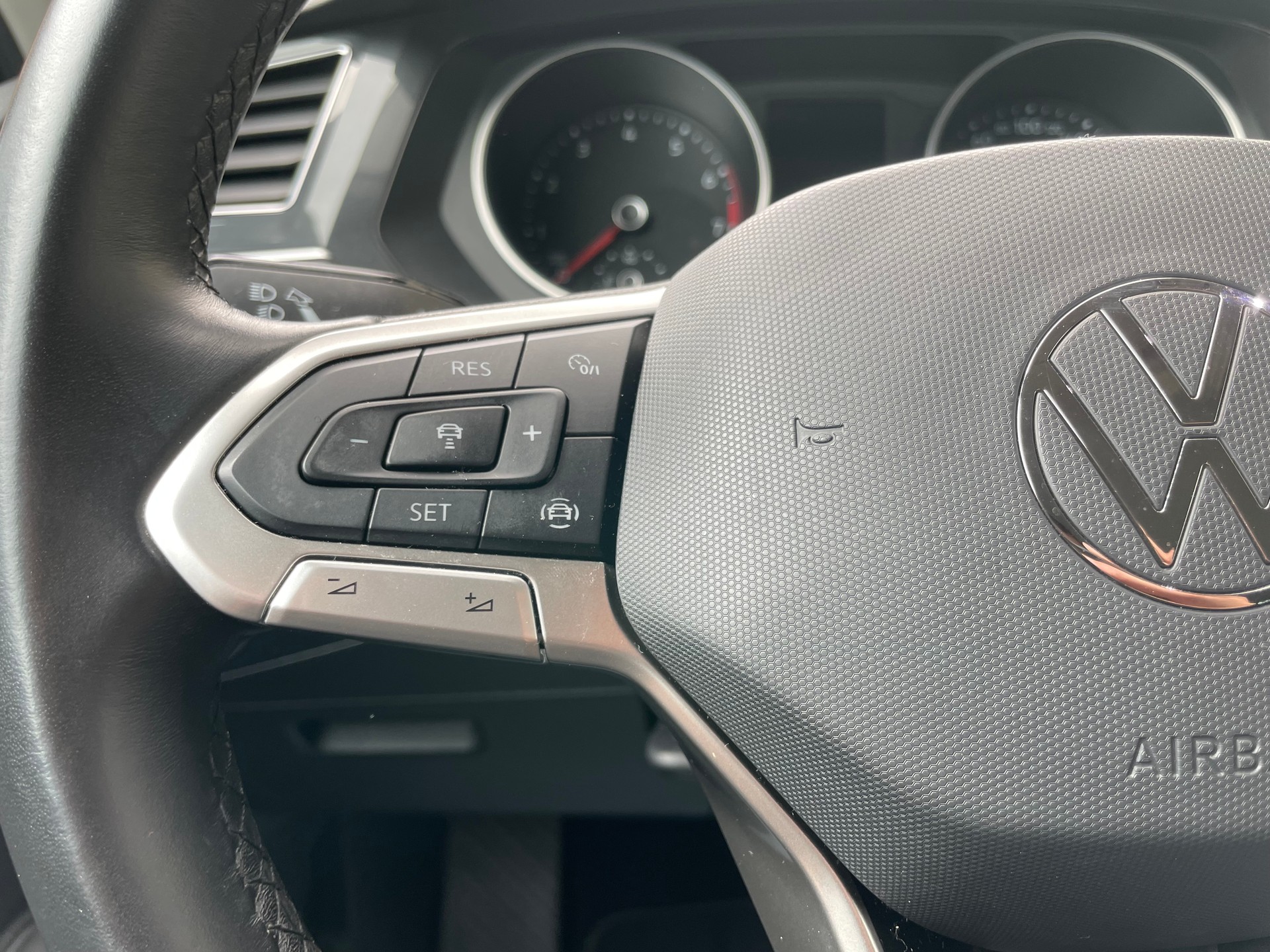 VW Tiguan 2.0TSI Elegance 4Motion DSG(45)(M)-image-9