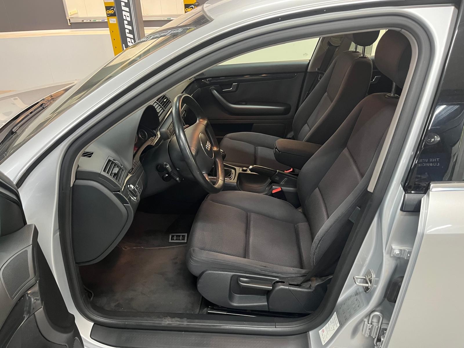AUDI A4 2.0-image-8