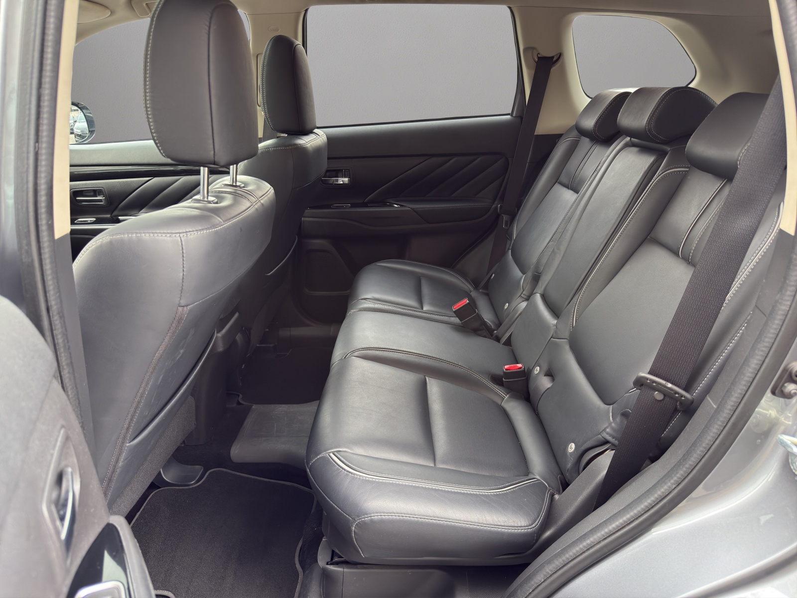 MITSUBISHI Outlander 2.0 PHEV Diamond 4WD Automatic-image-12