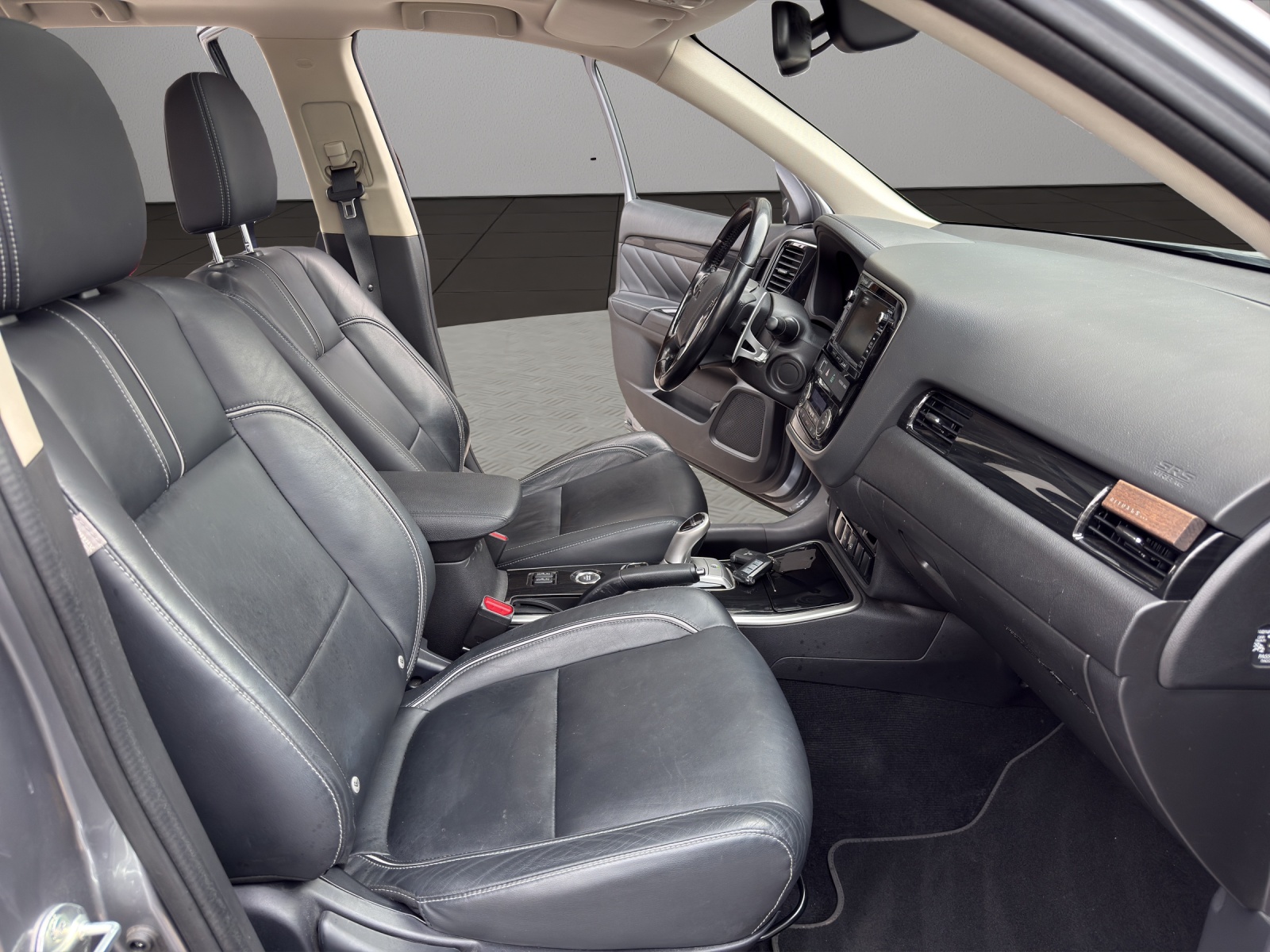 MITSUBISHI Outlander 2.0 PHEV Diamond 4WD Automatic-image-16