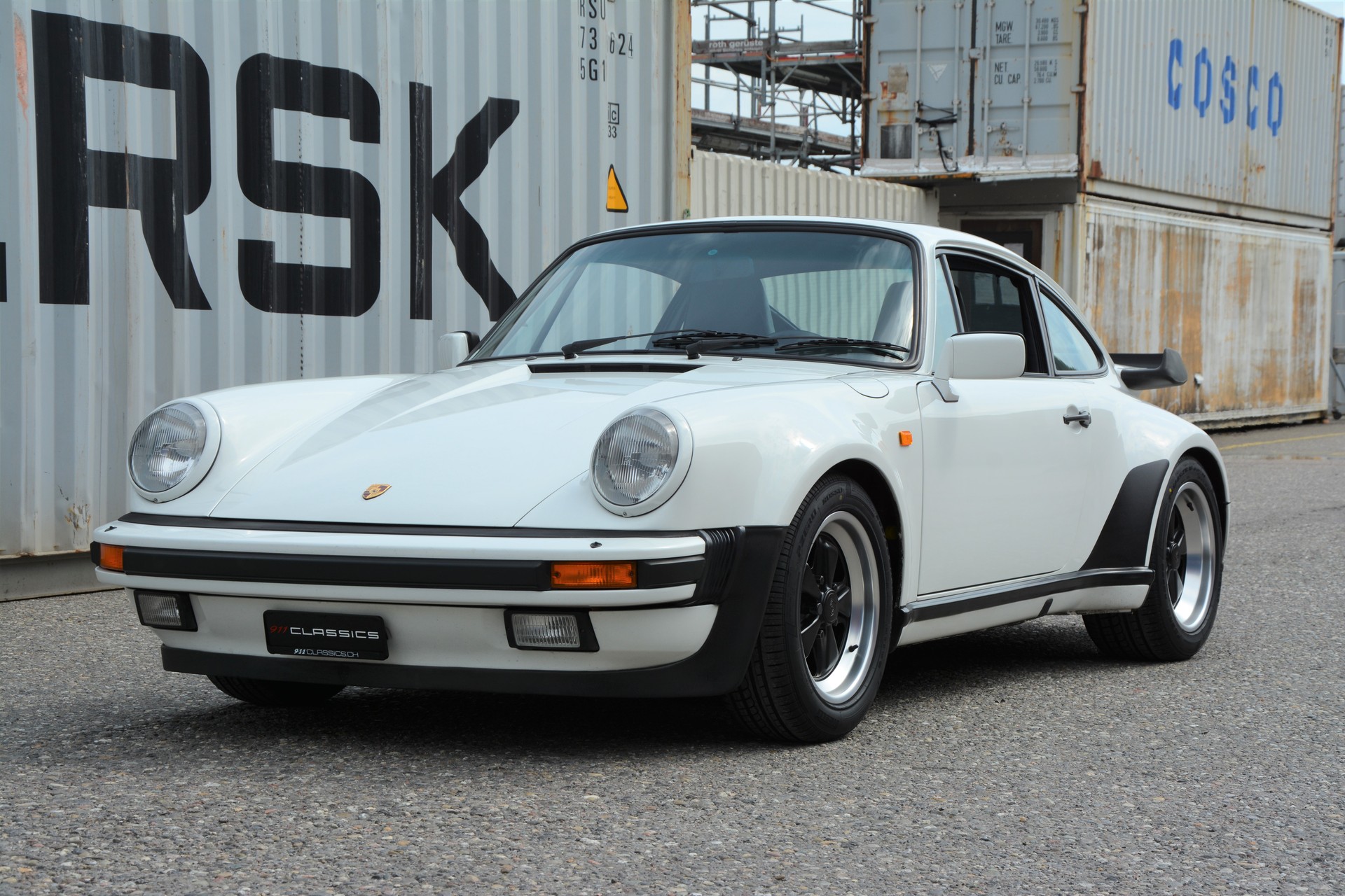 PORSCHE 911 3.3 Turbo-showroom-element-3