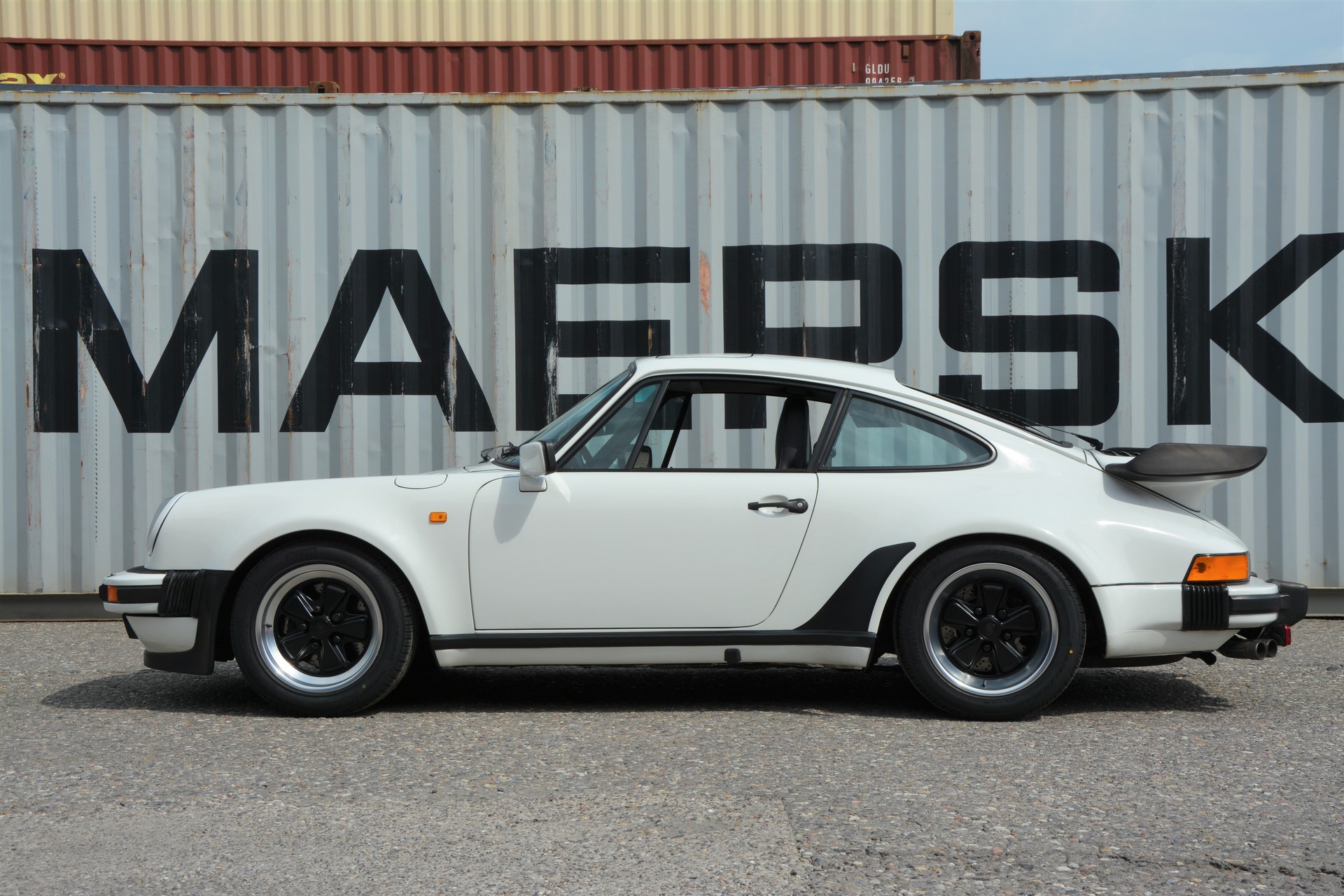 PORSCHE 911 3.3 Turbo-showroom-element-1