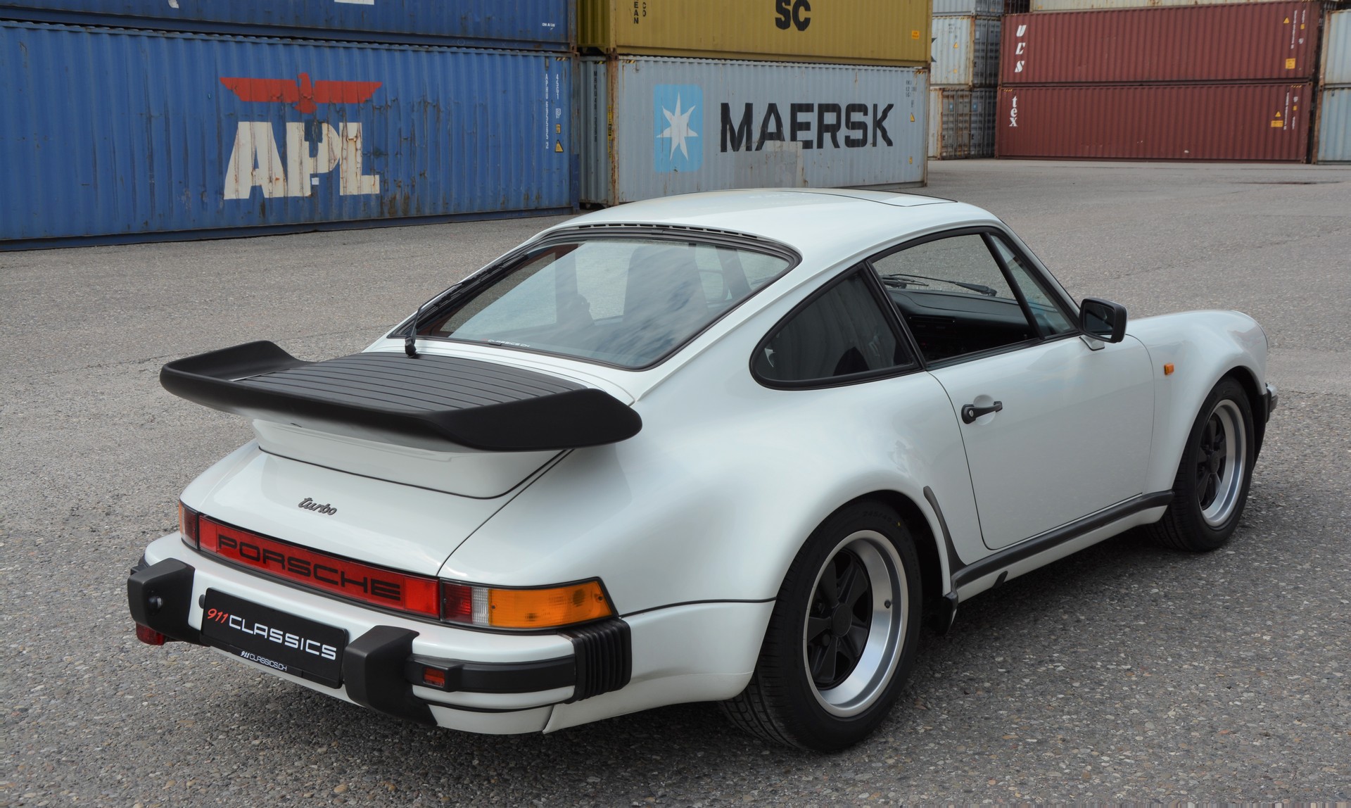PORSCHE 911 3.3 Turbo-image-11