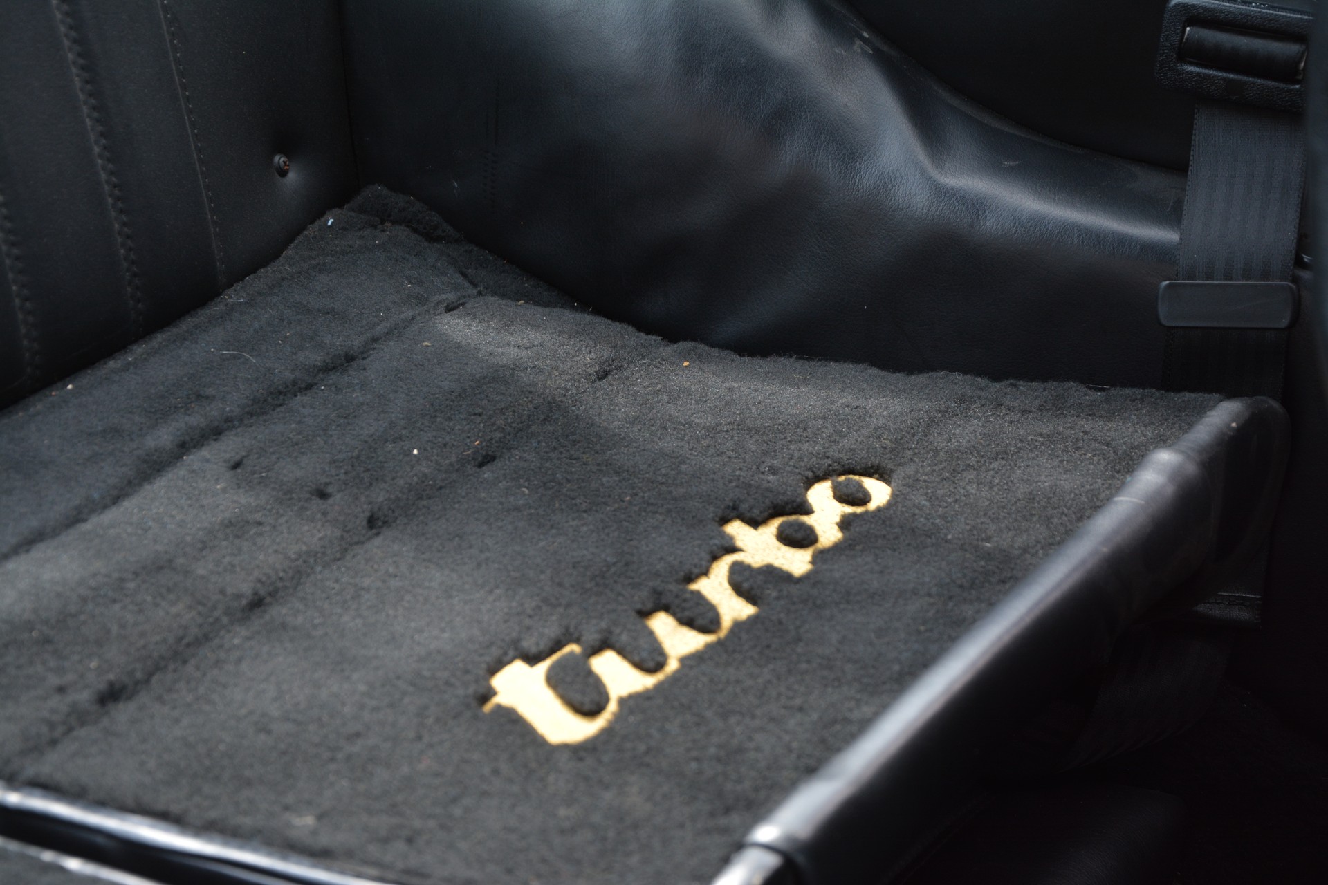 PORSCHE 911 3.3 Turbo-image-18