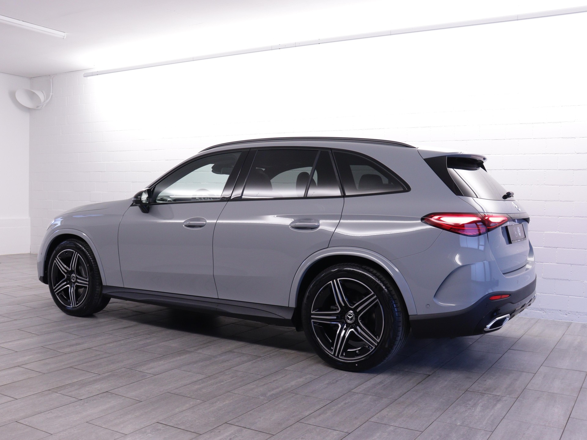 MERCEDES-BENZ GLC 220 d AMG Line 4matic-image-2