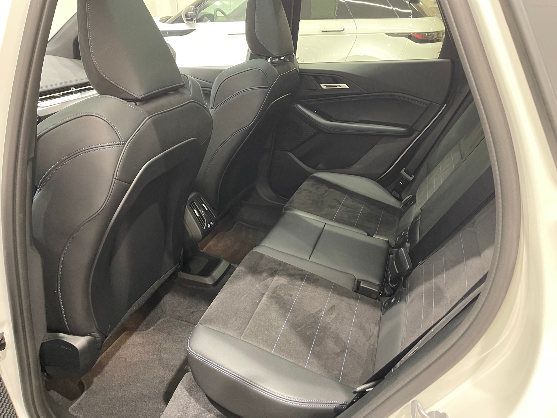 BMW 220i Active Tourer M Sport DKG *AHK*-image-11