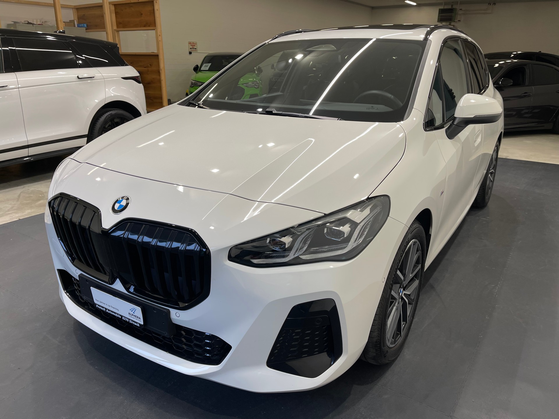 BMW 220i Active Tourer M Sport DKG *AHK*-showroom-element-2