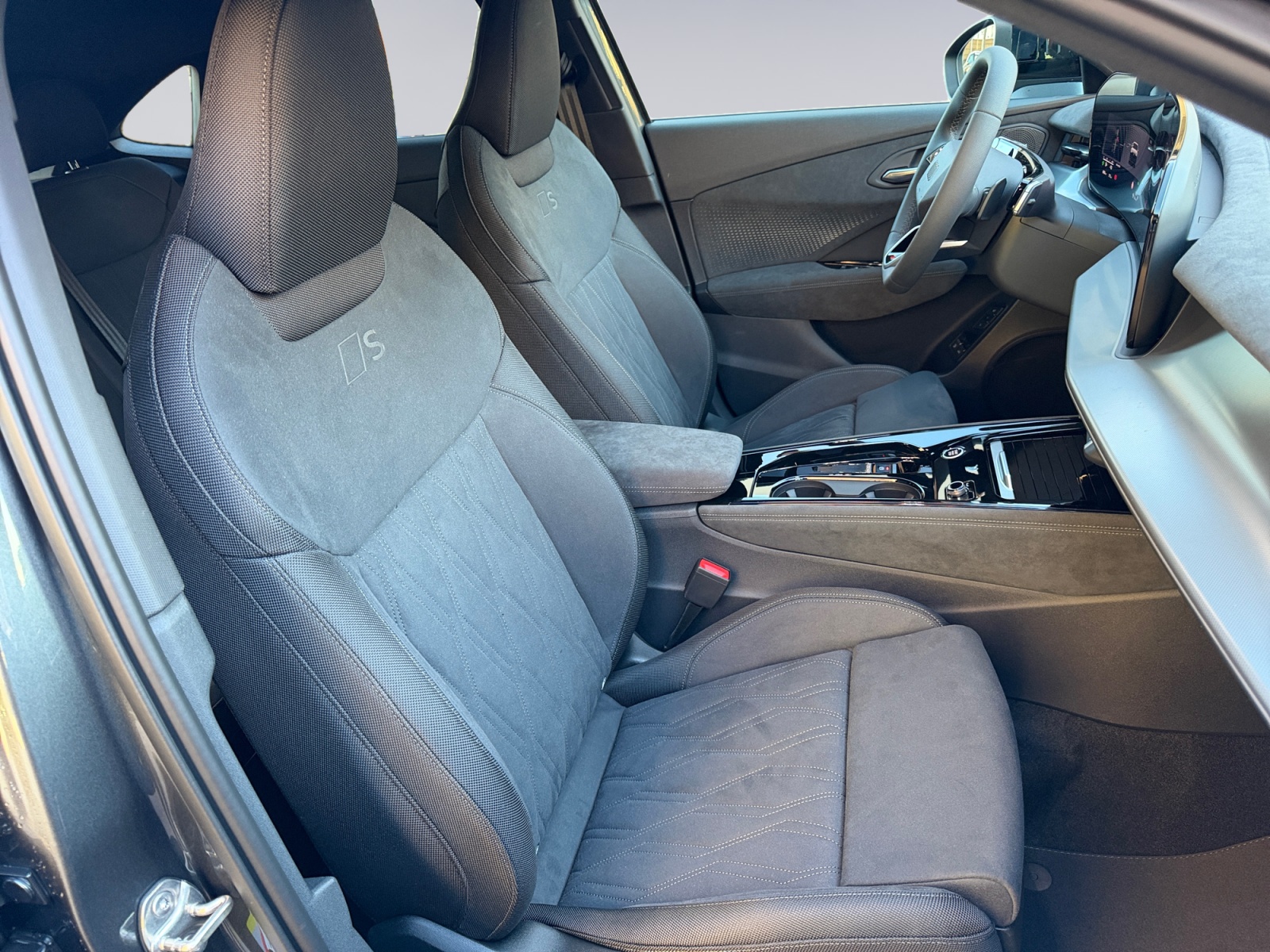 AUDI Q3 Sportback e-hybrid 200 kW S tronig-image-12