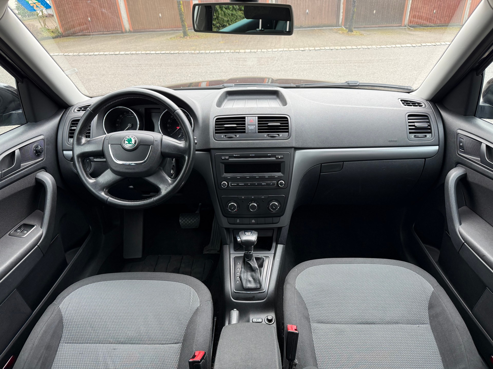 SKODA Yeti 2.0 TDI Clever 4x4 DSG Frisch MFK-image-12