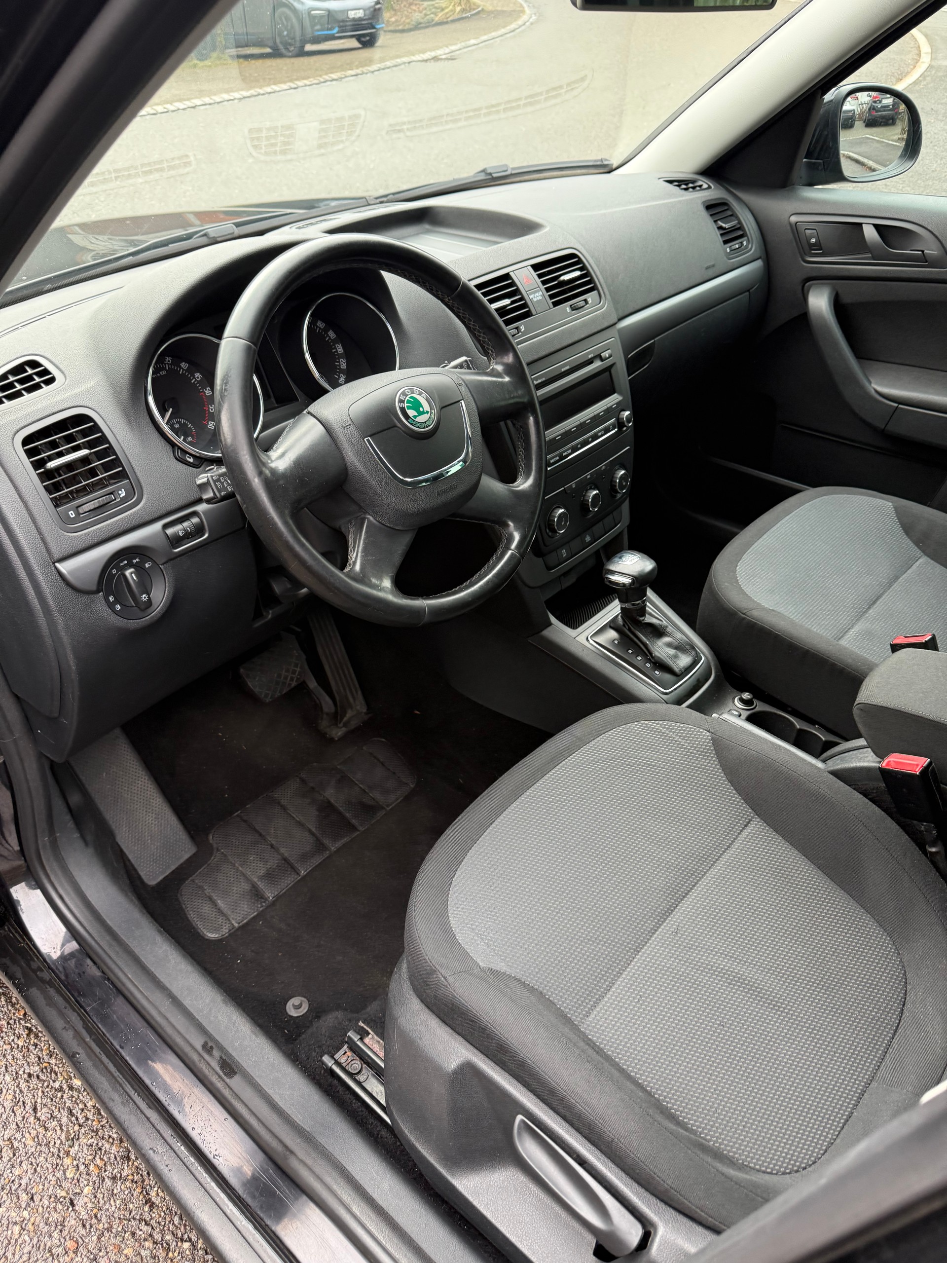 SKODA Yeti 2.0 TDI Clever 4x4 DSG Frisch MFK-image-8
