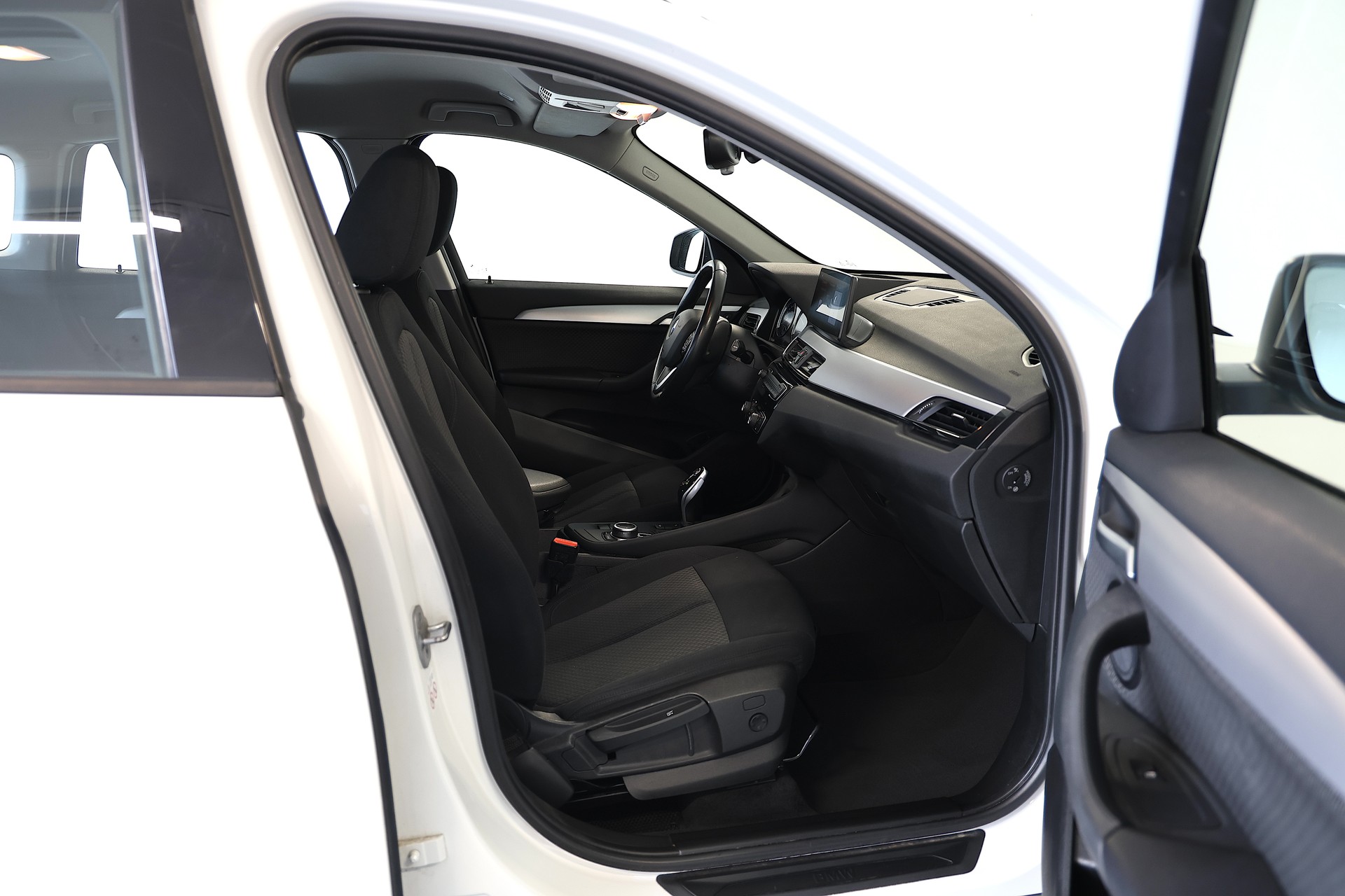 BMW X1 xDrive 18d Essential Edition Steptronic-image-12