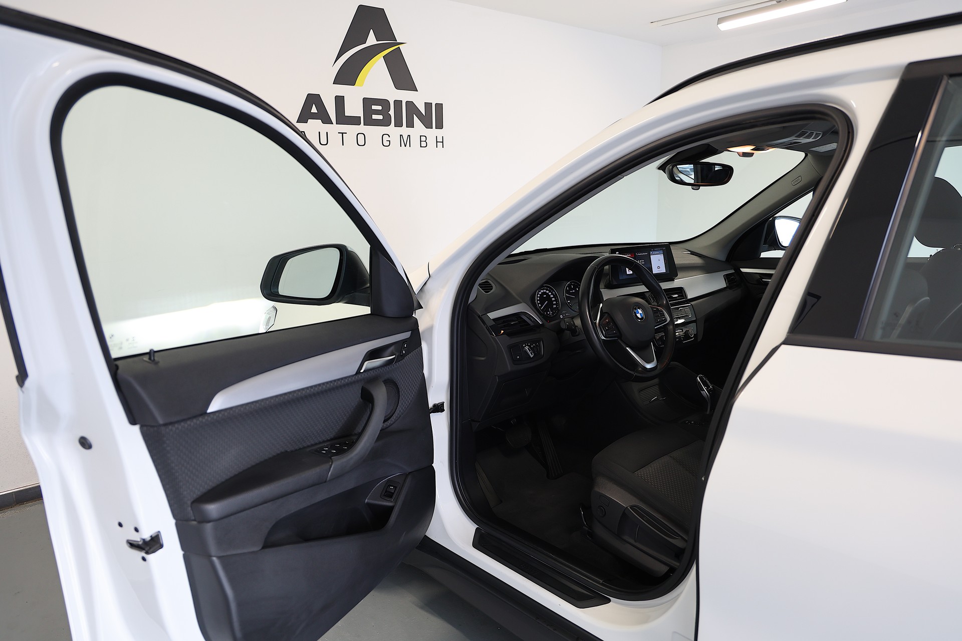 BMW X1 xDrive 18d Essential Edition Steptronic-image-5
