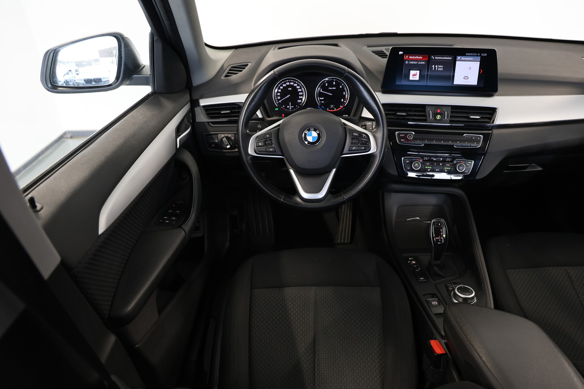 BMW X1 xDrive 18d Essential Edition Steptronic-image-9