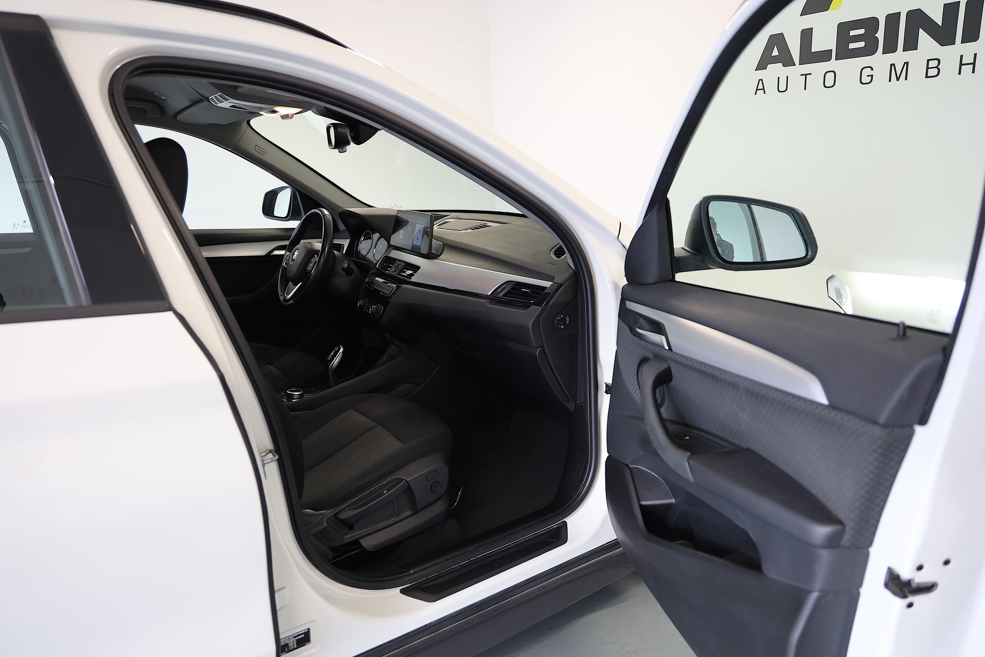 BMW X1 xDrive 18d Essential Edition Steptronic-image-11